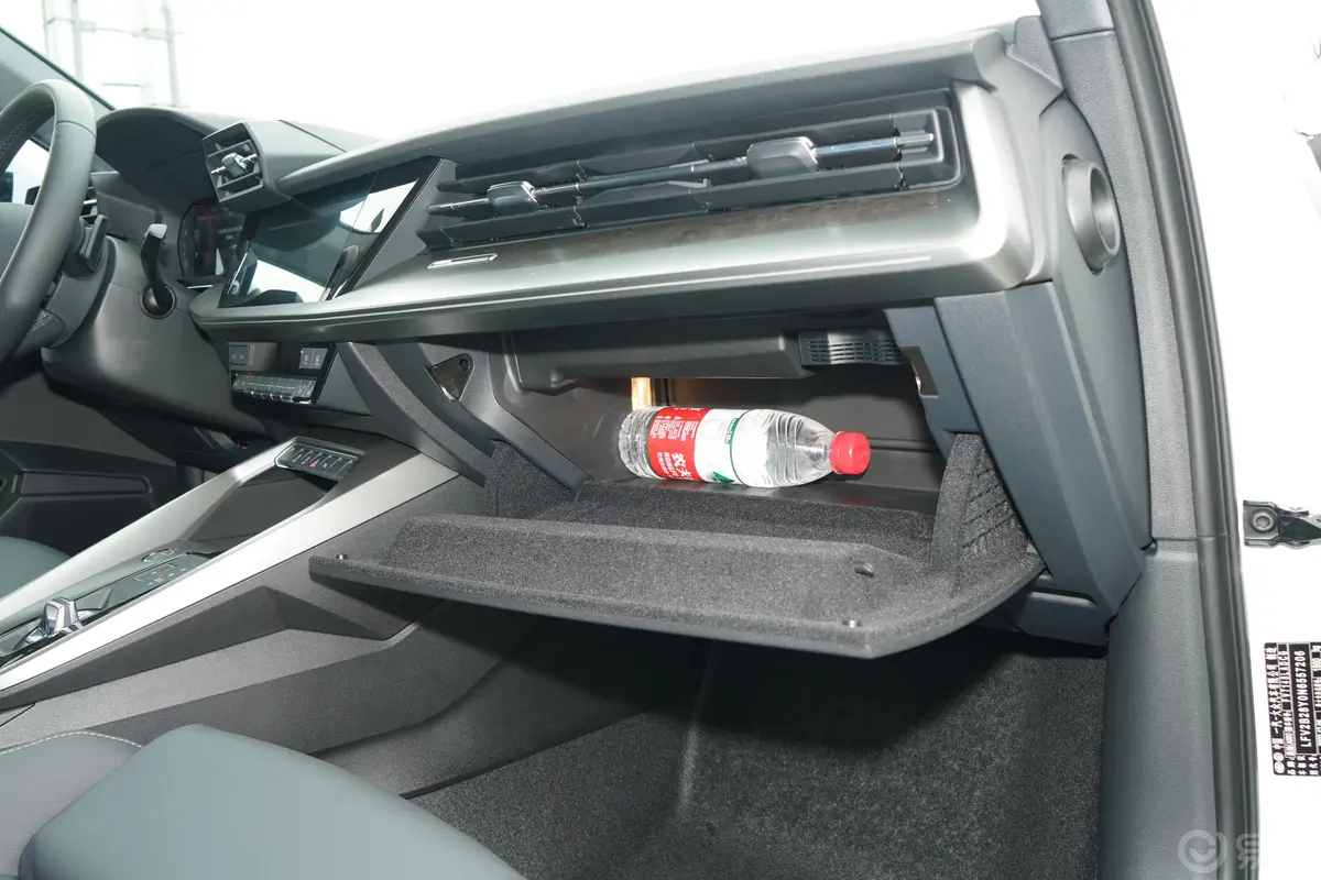 奥迪A3Sportback 35 TFSI 豪华致雅型手套箱空间水瓶横置