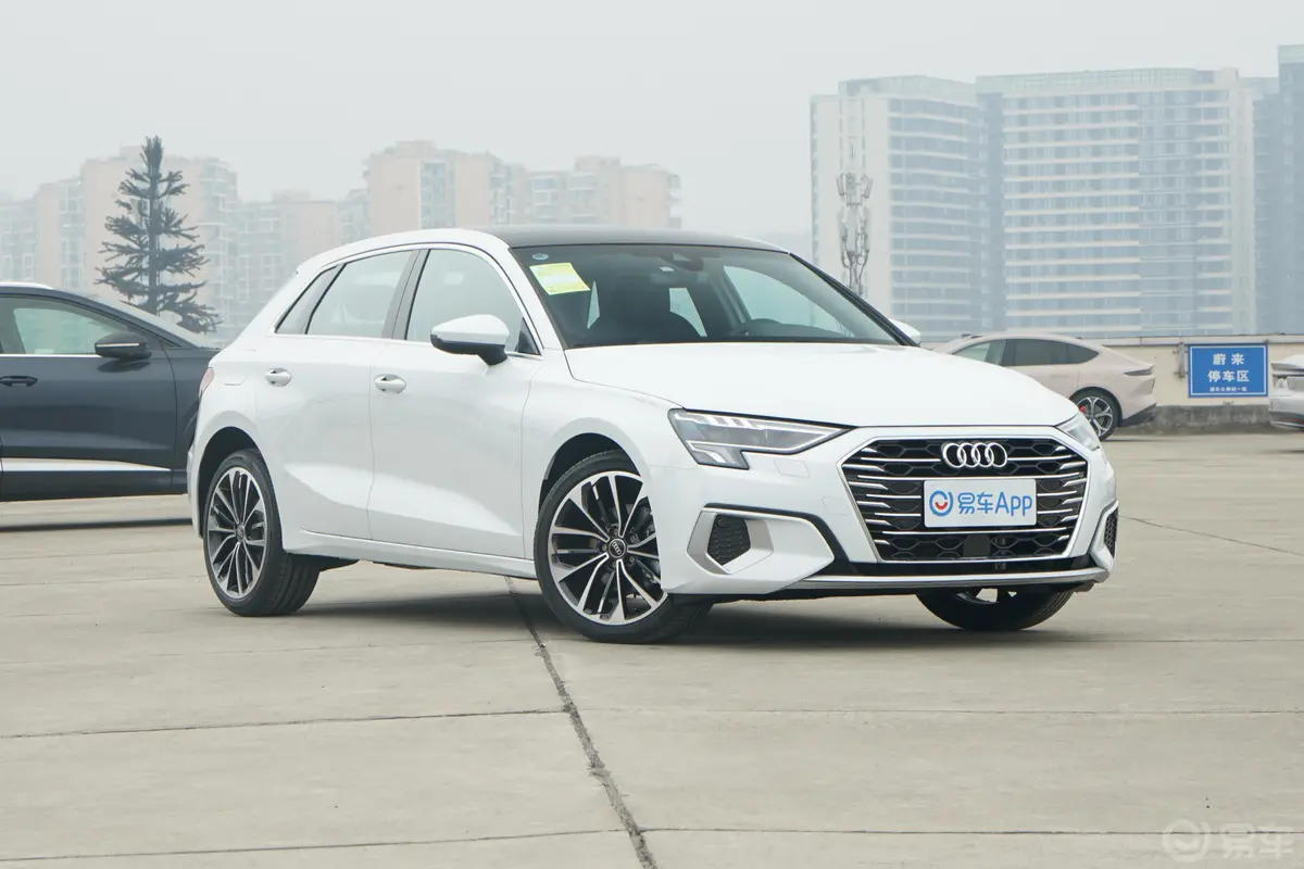 奥迪A3Sportback 35 TFSI 豪华致雅型发动机舱盖内侧