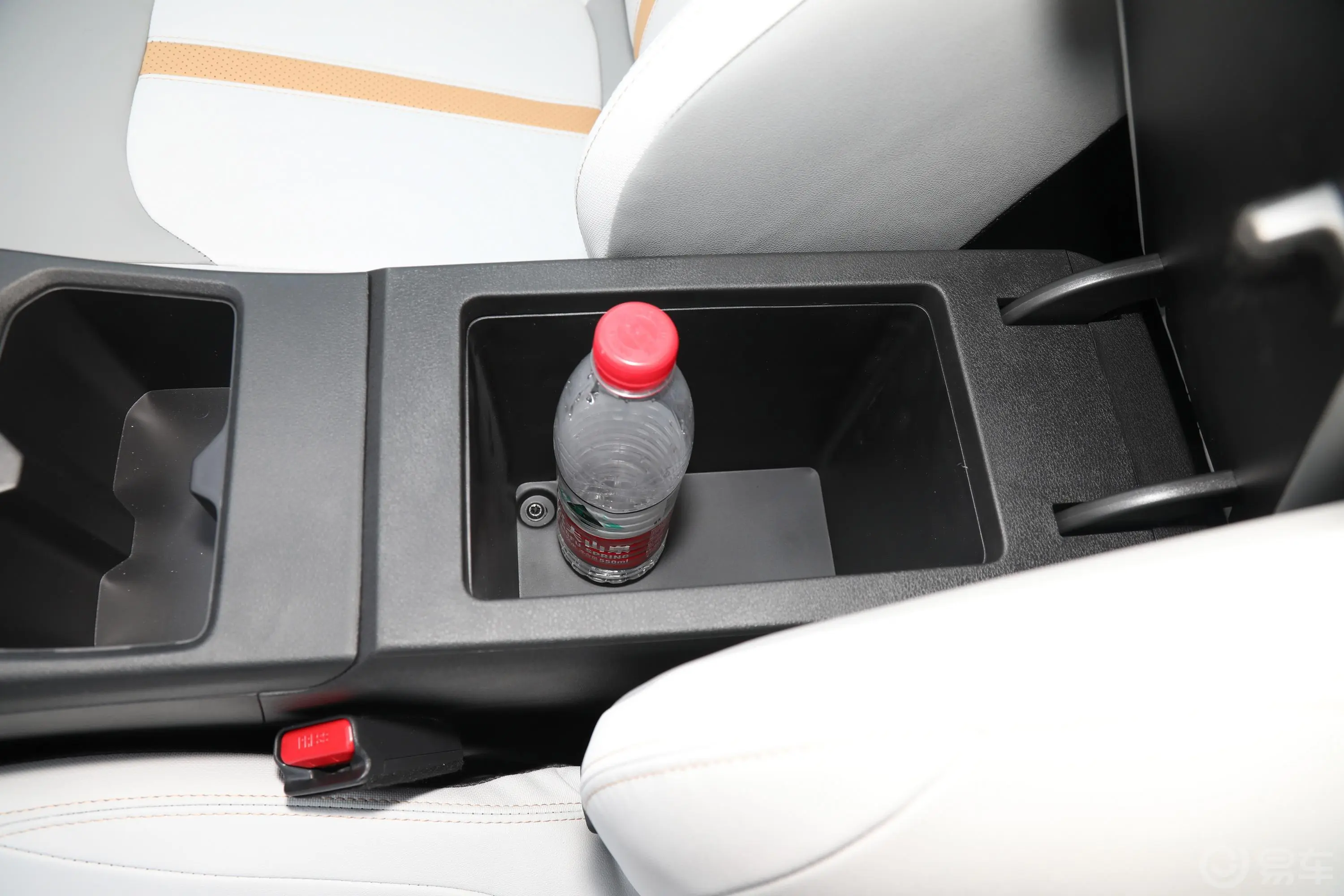风神E70改款 Pro 401km 畅行版 三元锂前排扶手箱储物格