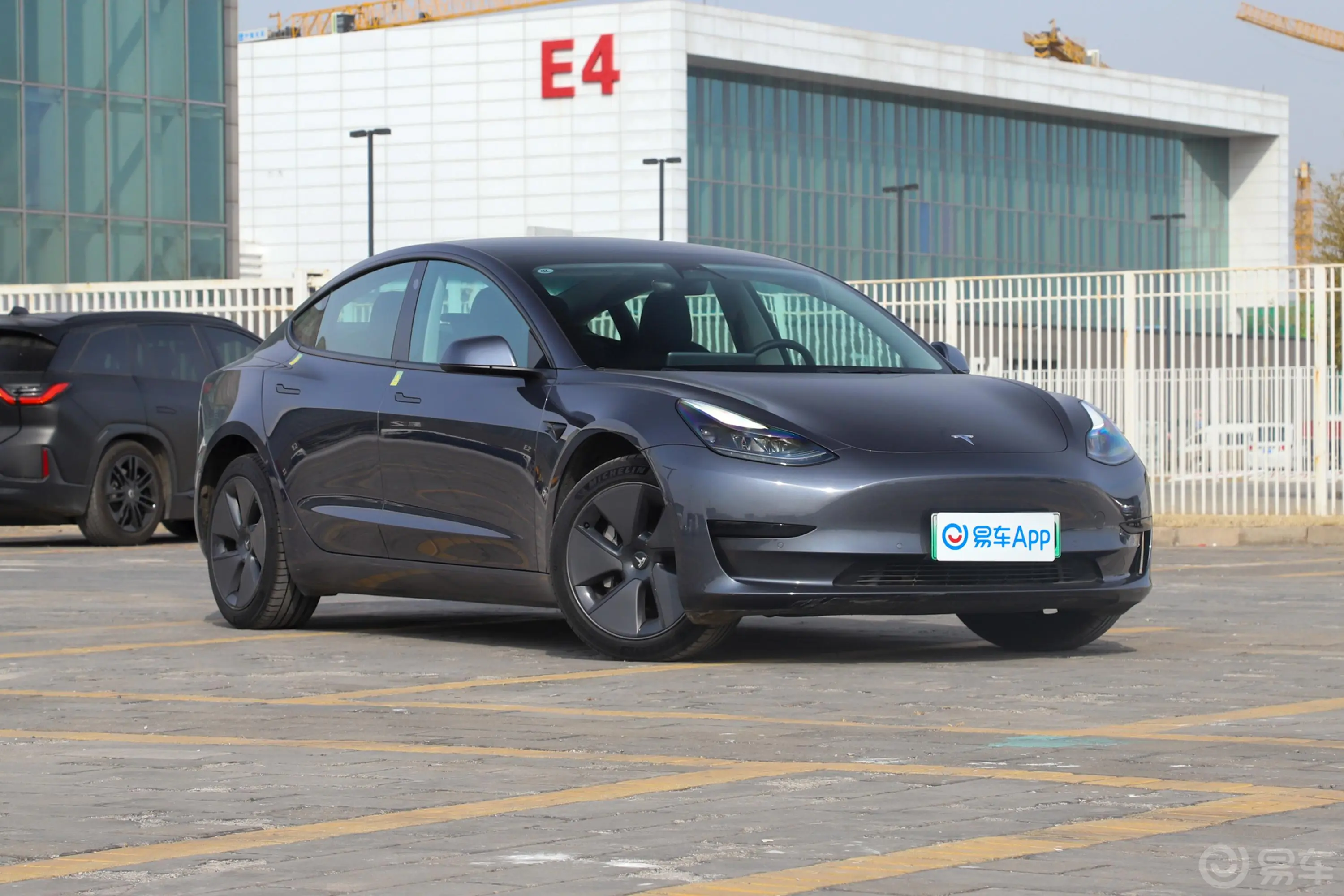 Model 3556km 后轮驱动版侧前45度车头向右水平