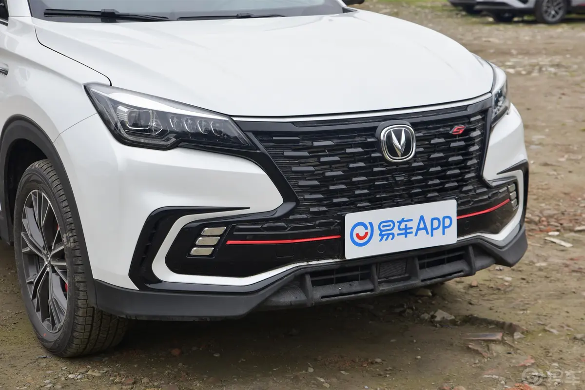 长安CS85COUPE2.0T 自动豪华型前格栅侧俯拍