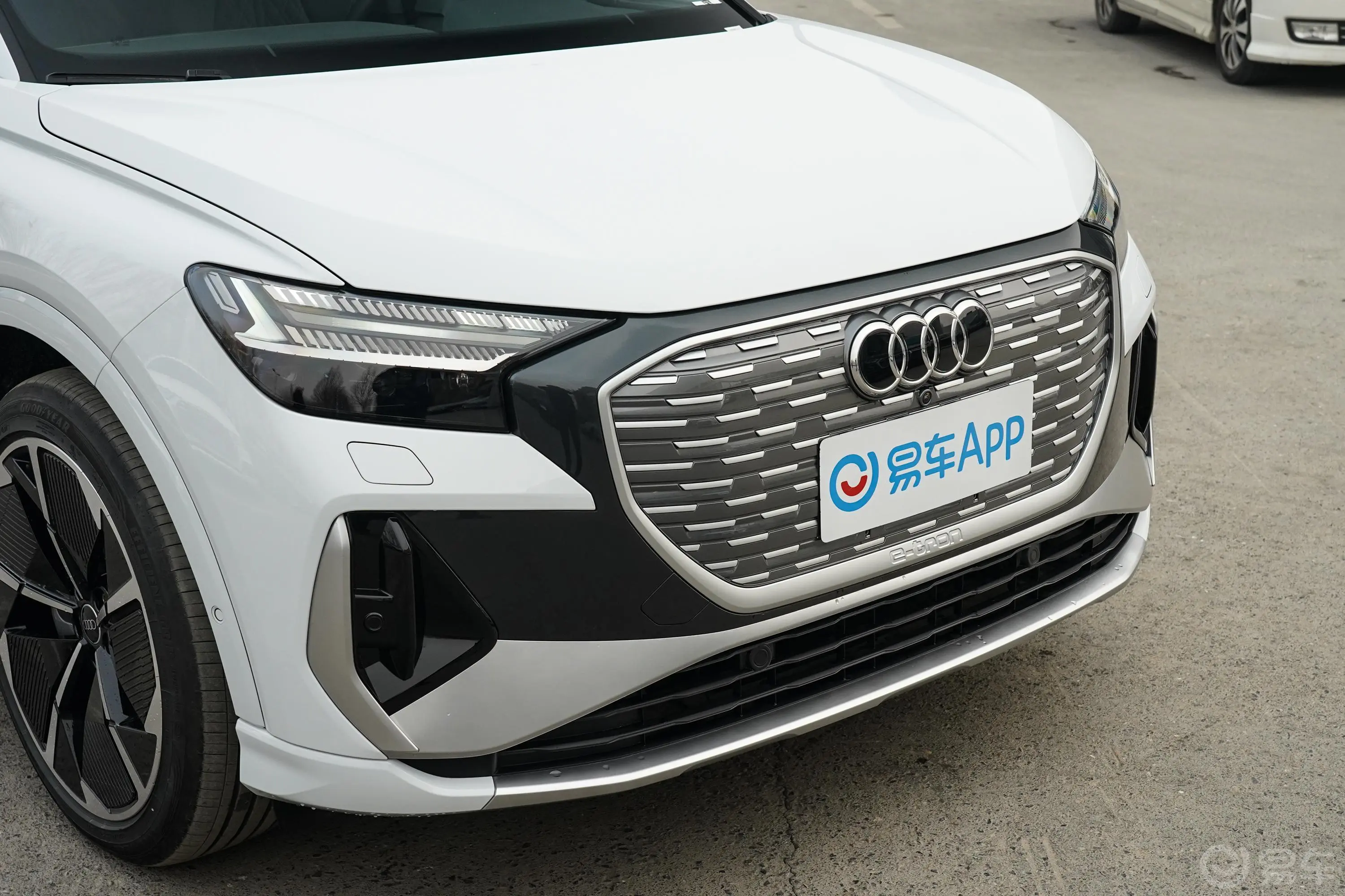 奥迪Q4 e-tron50 e-tron quattro 创享版前格栅侧俯拍