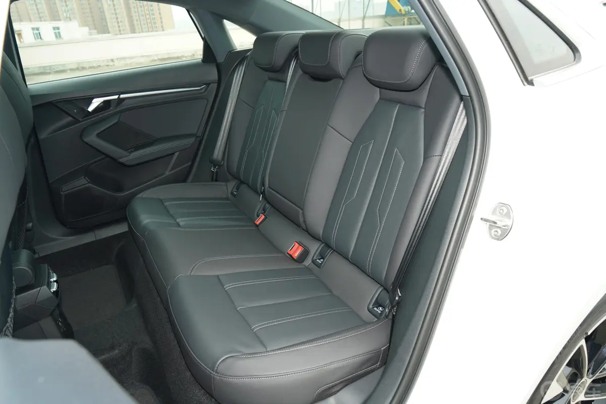 奥迪A3A3L Limousine 35 TFSI 豪华致雅型电动尾门按键（手动扶手）