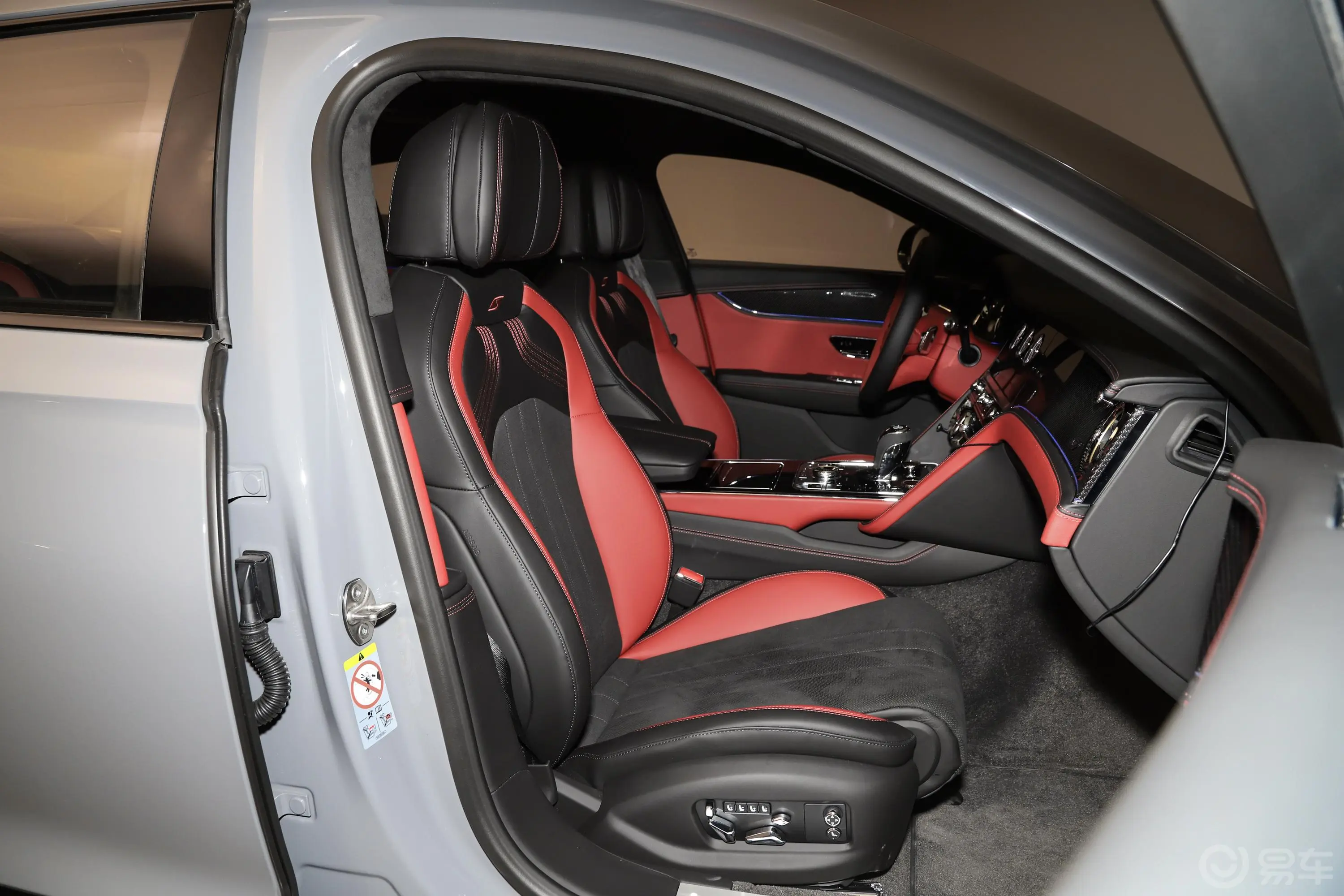 飞驰4.0T V8 S副驾驶座椅