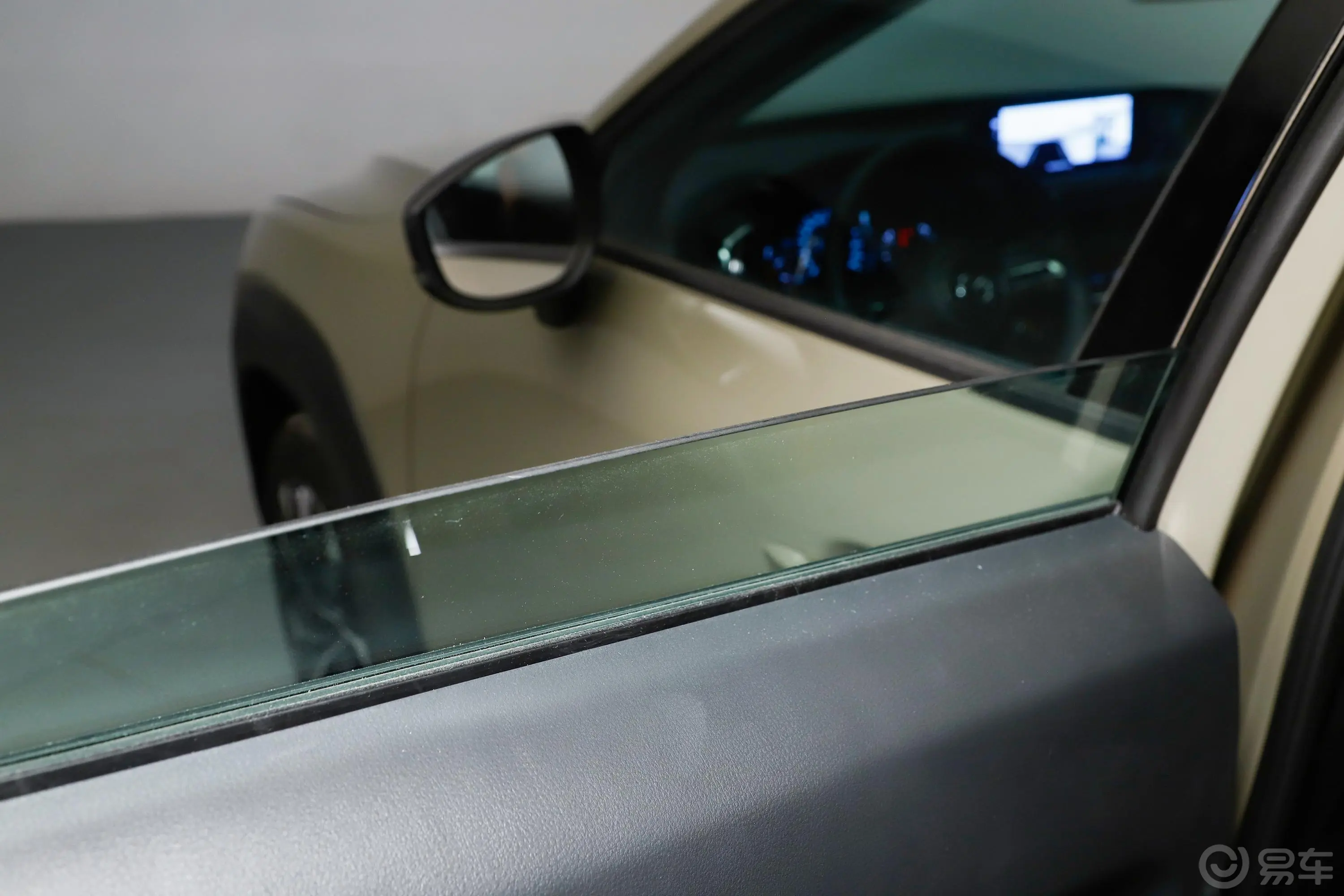 马自达CX-50 行也2.5L 尊行版后排玻璃材质特写