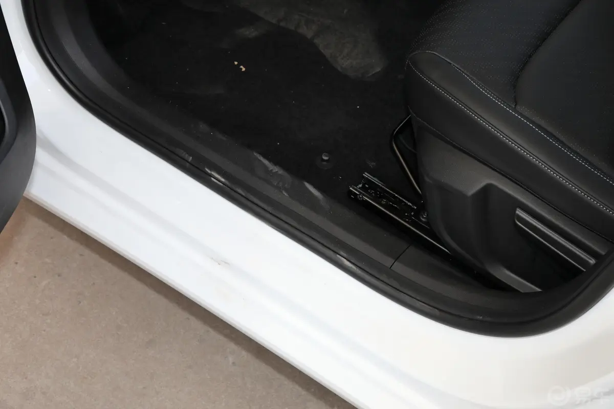 帝豪第4代 1.5L 手动亚运版前排迎宾踏板