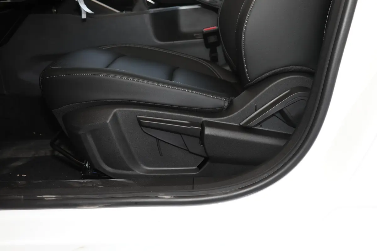 帝豪第4代 1.5L 手动亚运版主驾座椅调节