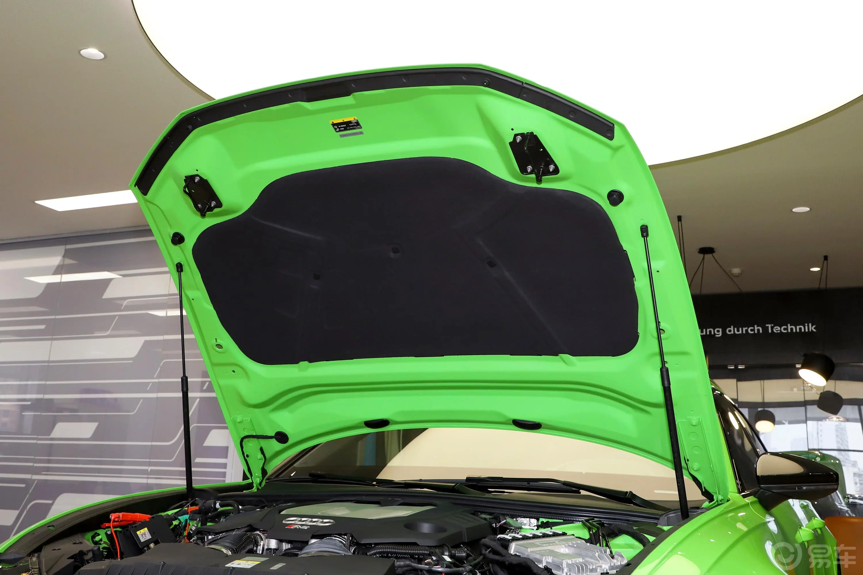 奥迪RS 64.0T Avant发动机舱盖内侧