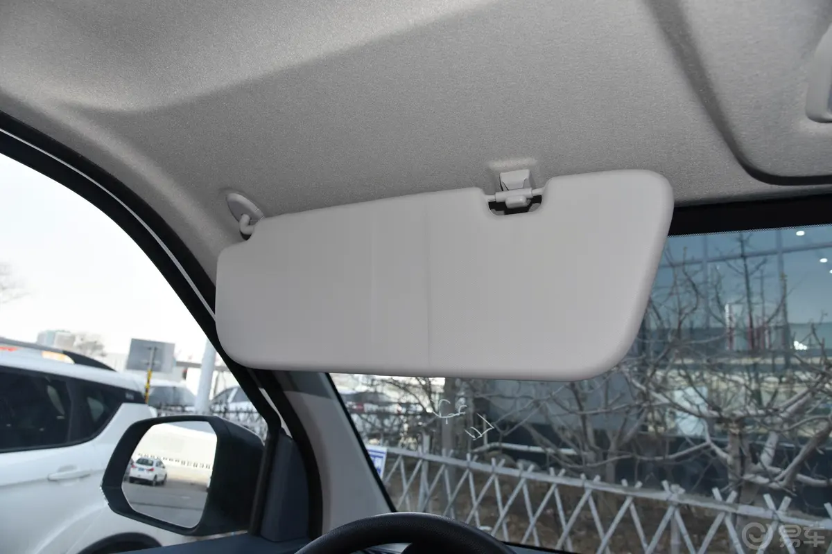 大通EV30智能物流专家长轴 宁德时代驾驶位遮阳板