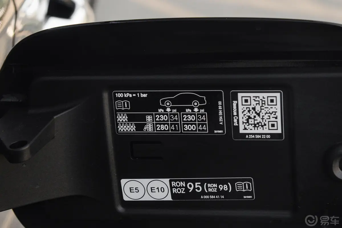 奔驰GLCGLC 300 L 4MATIC 动感型 7座胎压信息铭牌