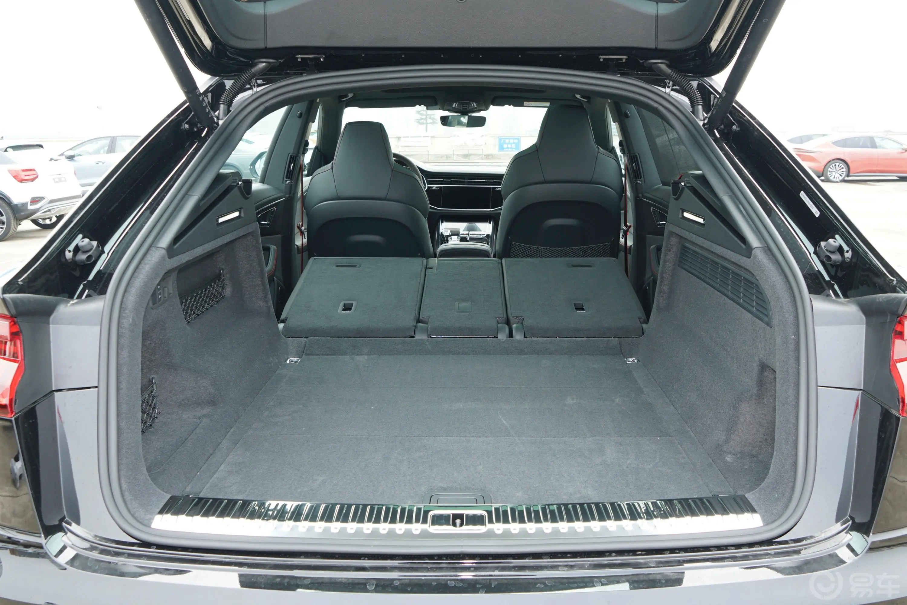奥迪RS Q84.0T后备厢