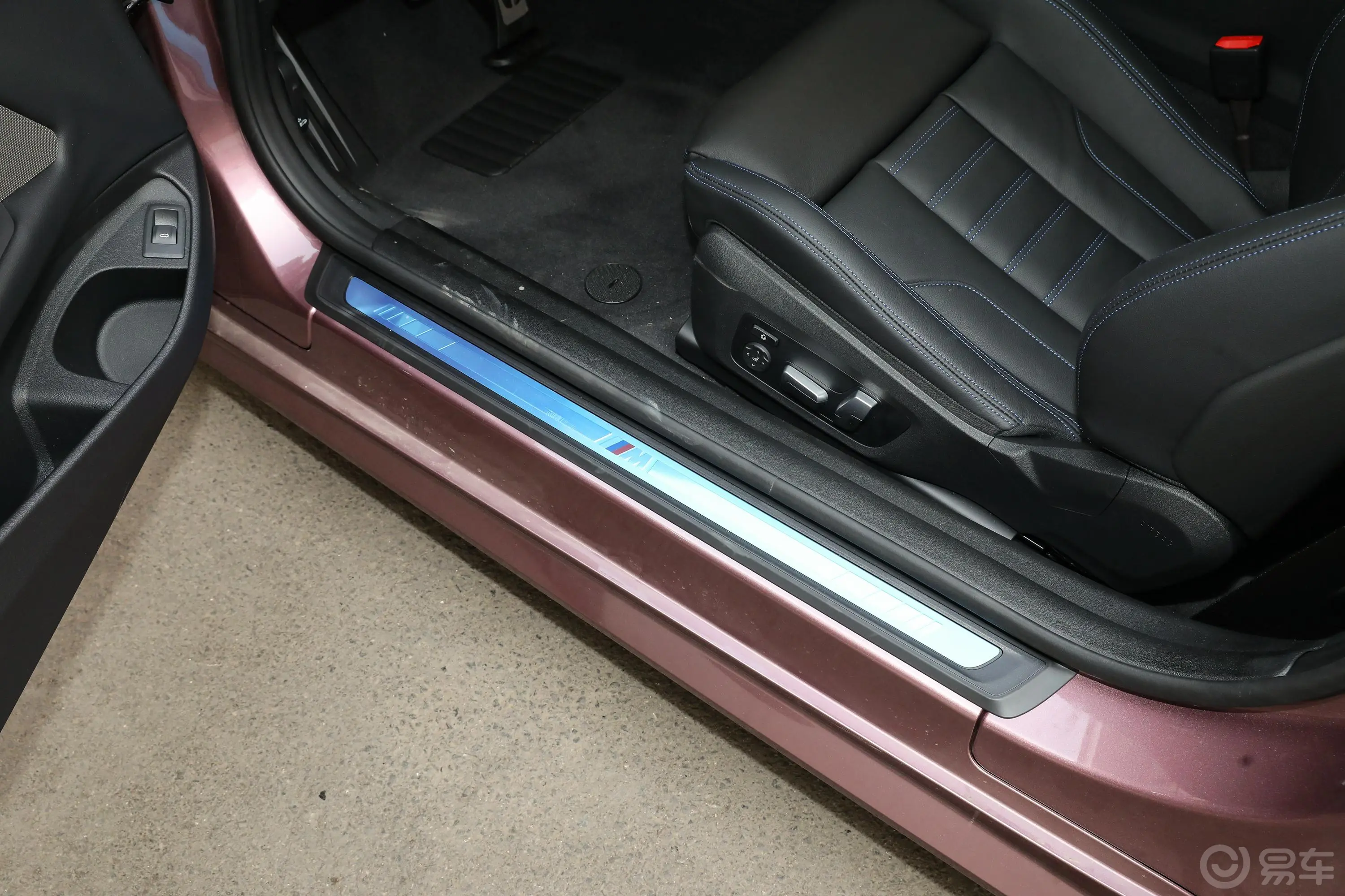 宝马4系双门轿跑车 430i 天鹅绒兰花紫特别版前排迎宾踏板