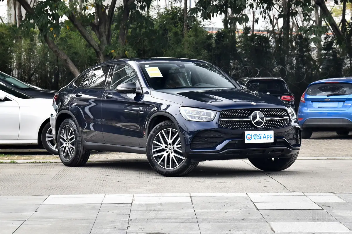 奔驰GLC轿跑GLC 260 4MATIC 轿跑SUV侧前45度车头向右水平