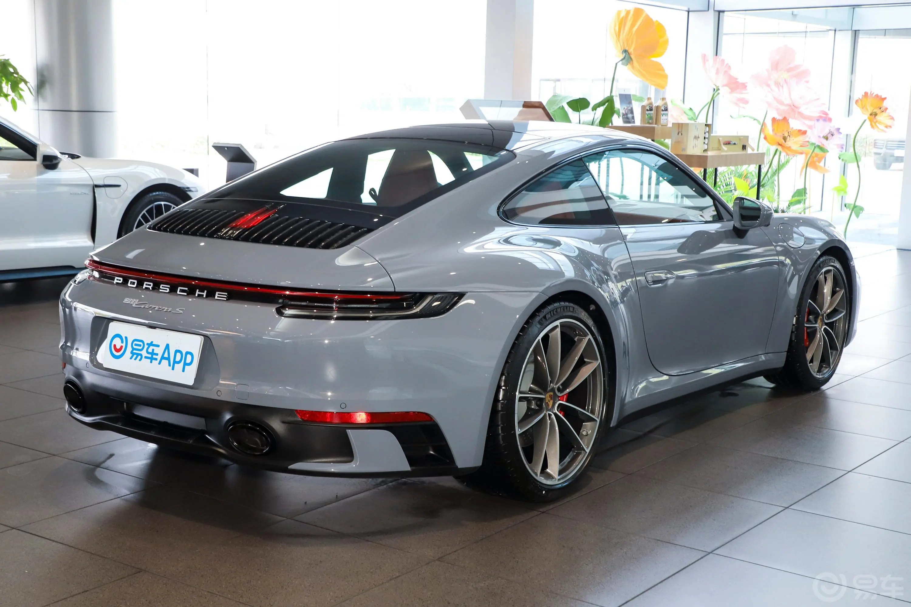 保时捷911Carrera S 3.0T侧后45度车头向右水平