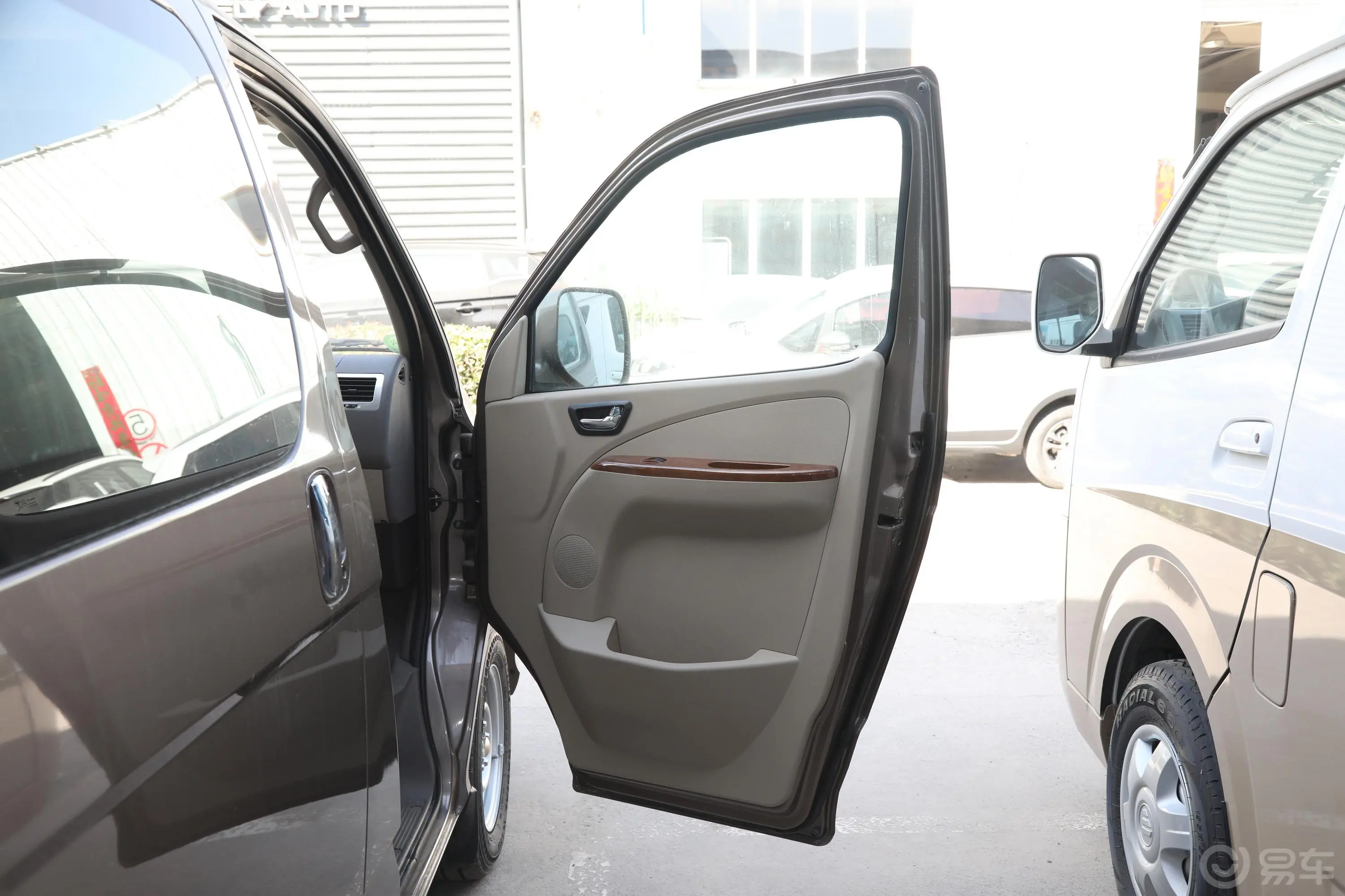 风景G52.0L 手动 明窗 专业版 5-9座 汽油副驾驶员车门