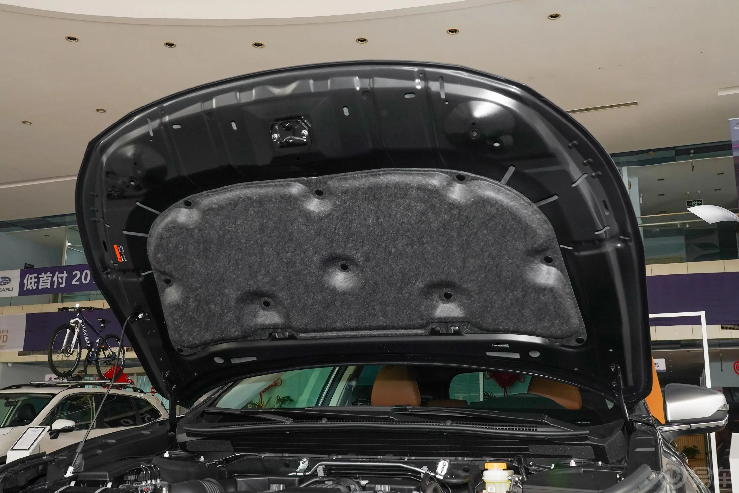 傲虎2.5i AWD旗舰版EyeSight发动机舱盖内侧