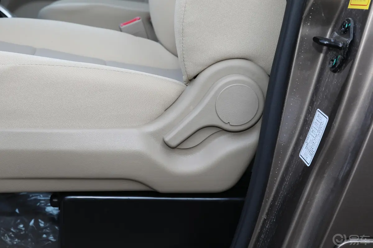 风景G52.0L 手动 明窗 专业版 5-9座 汽油主驾座椅调节