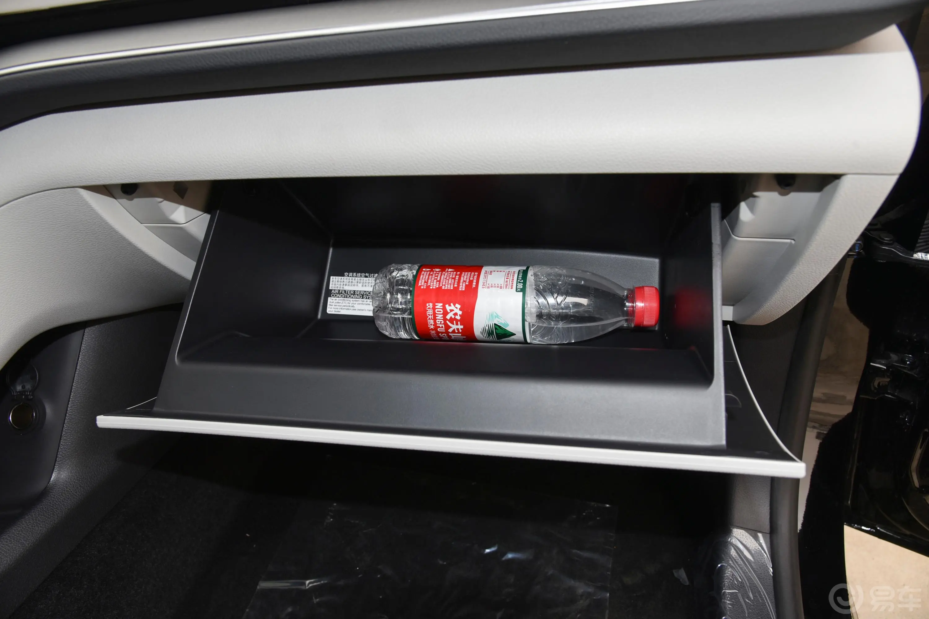 秦PLUS新能源DM-i 冠军版 1.5L 55km 超越型手套箱空间水瓶横置
