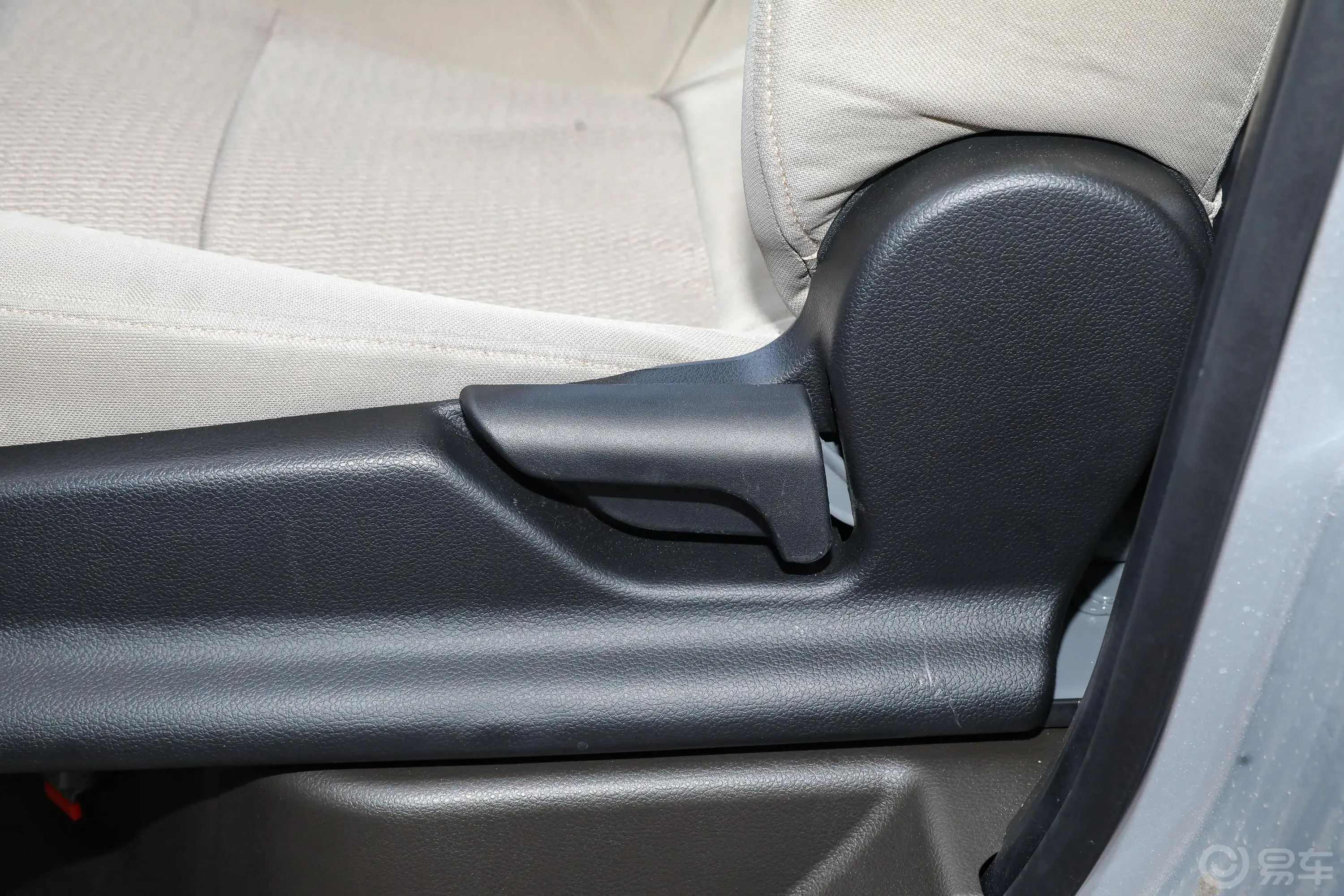 五菱荣光S1.5L 基本型 5/7座主驾座椅调节