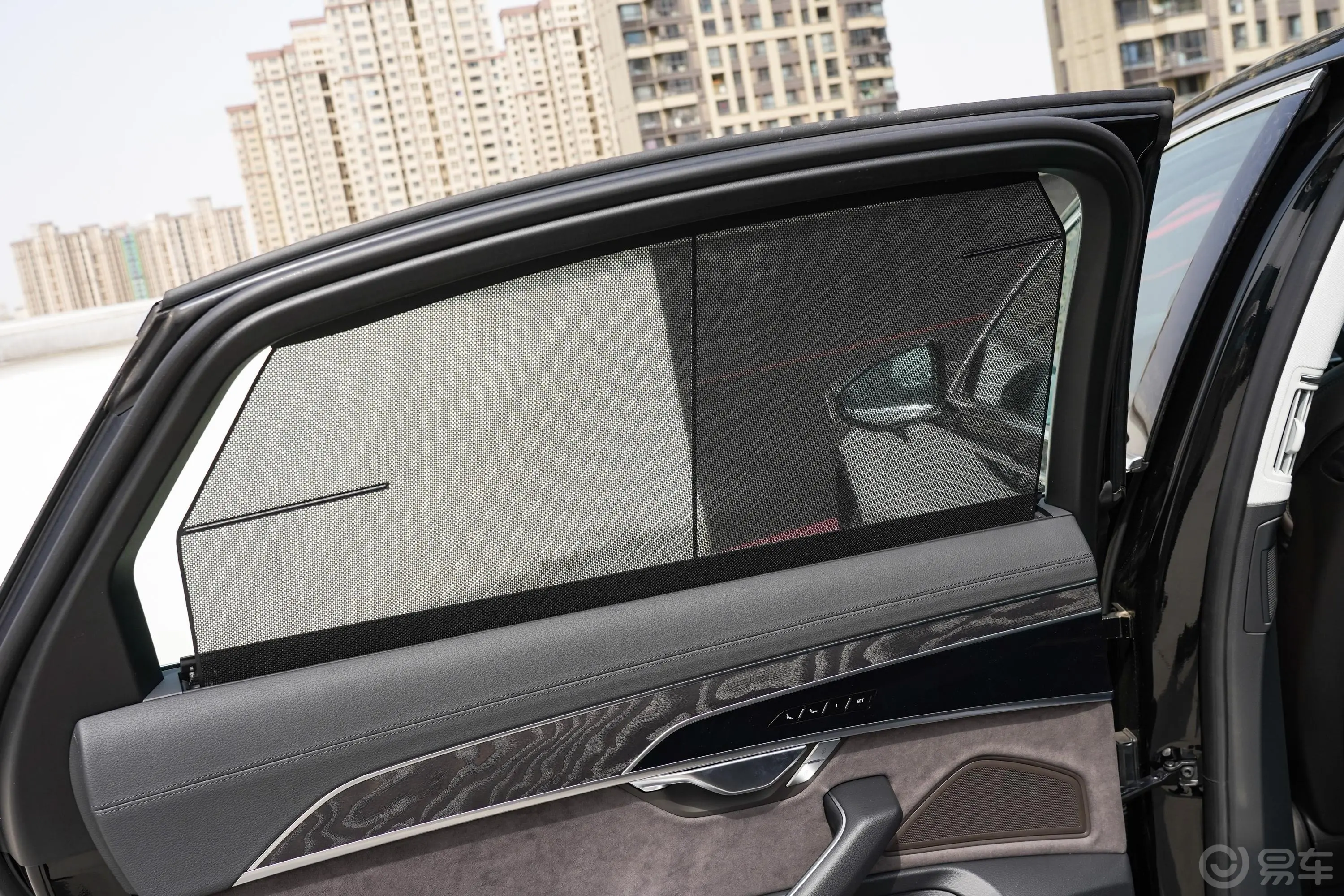 奥迪A8改款 A8L 45 TFSI quattro 豪华型后排侧窗遮阳帘
