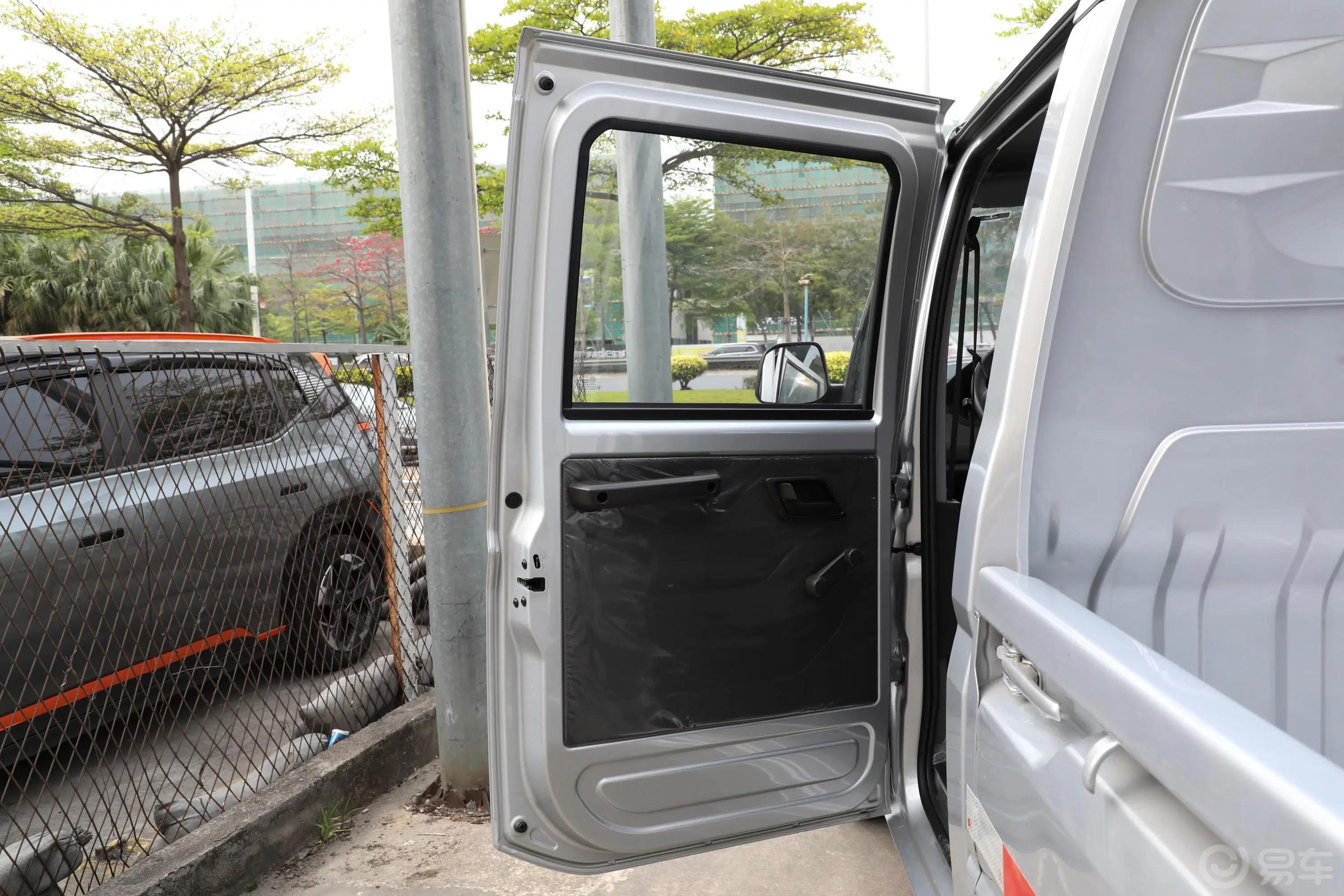 五菱荣光新卡2.0L 双排基本型 5座驾驶员侧后车门