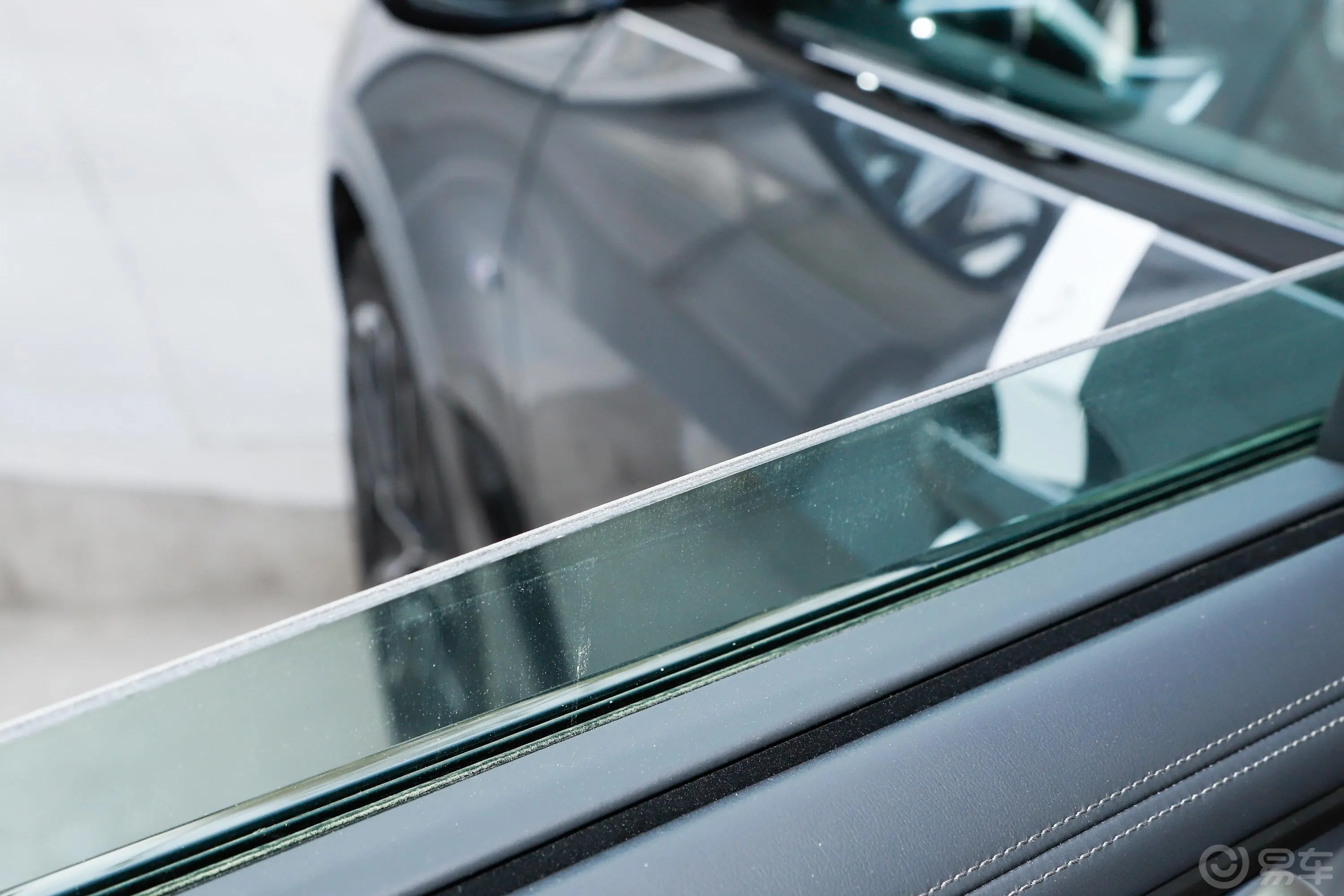 宝马X7xDrive40i 行政型 M运动套装后排玻璃材质特写