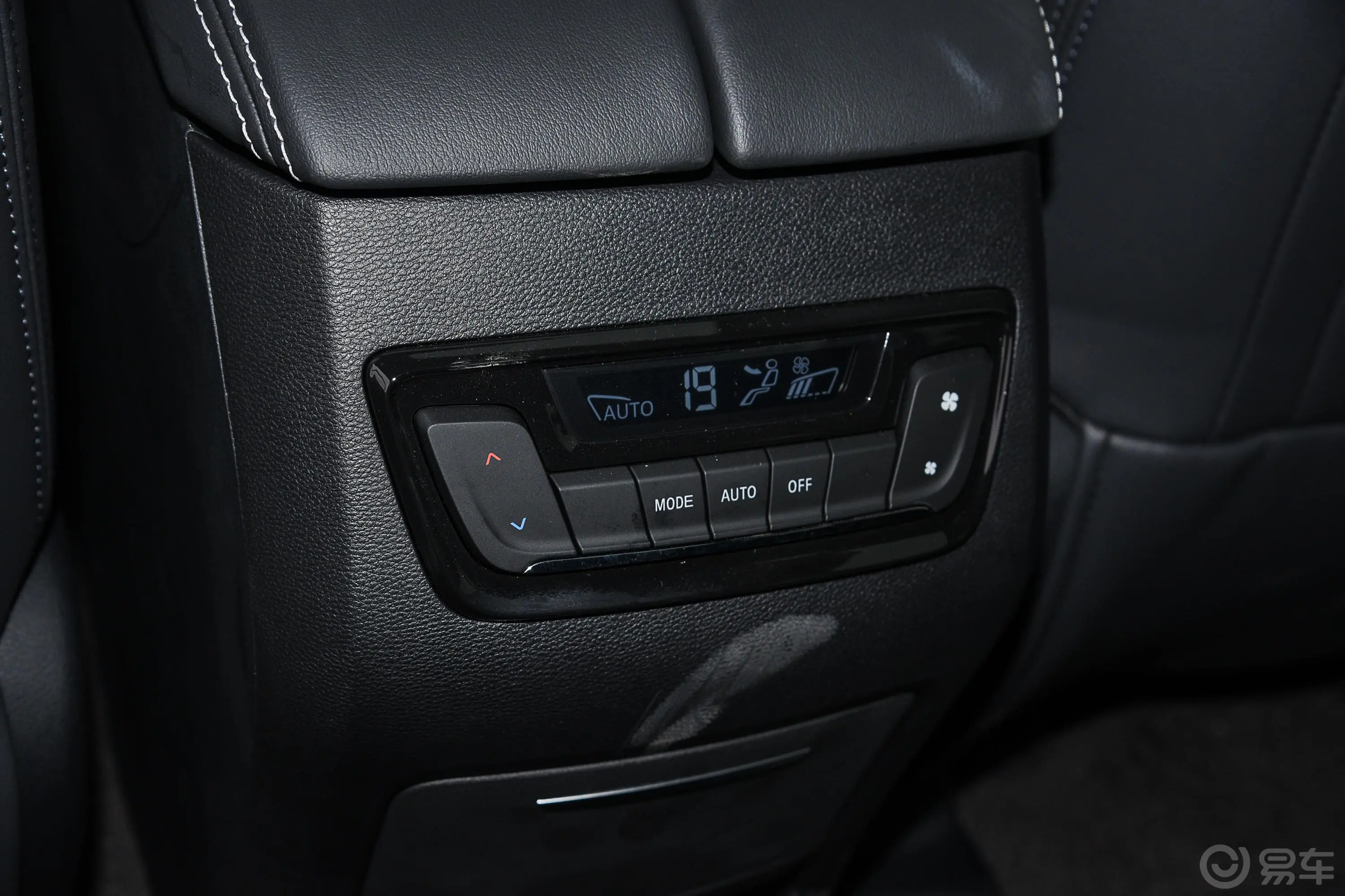 上汽大通MAXUS D90 Pro2.0T 四驱畅享版 7座 柴油后排空调控制键