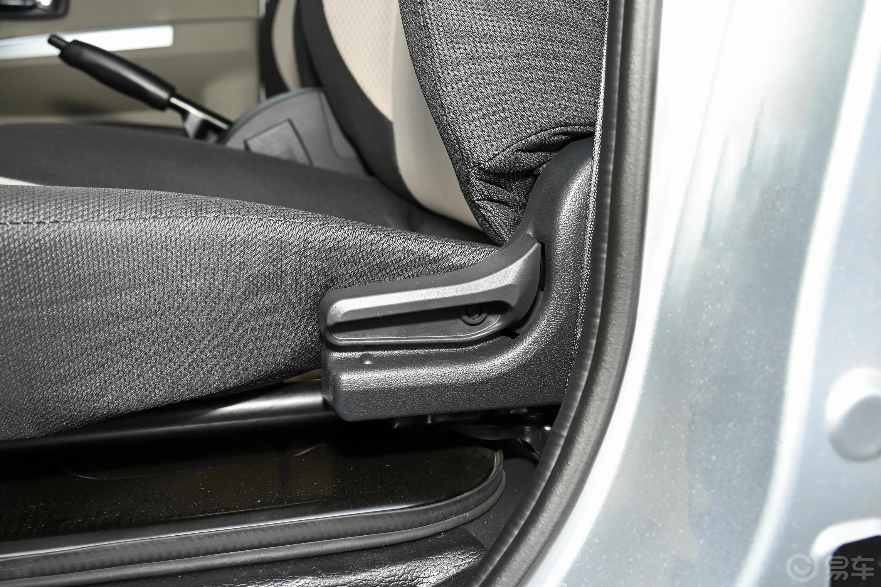 长安星卡1.5L 双排2.26米载货汽车舒适型主驾座椅调节