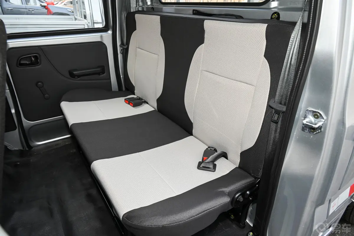 长安星卡1.5L 双排2.26米载货汽车舒适型后排座椅