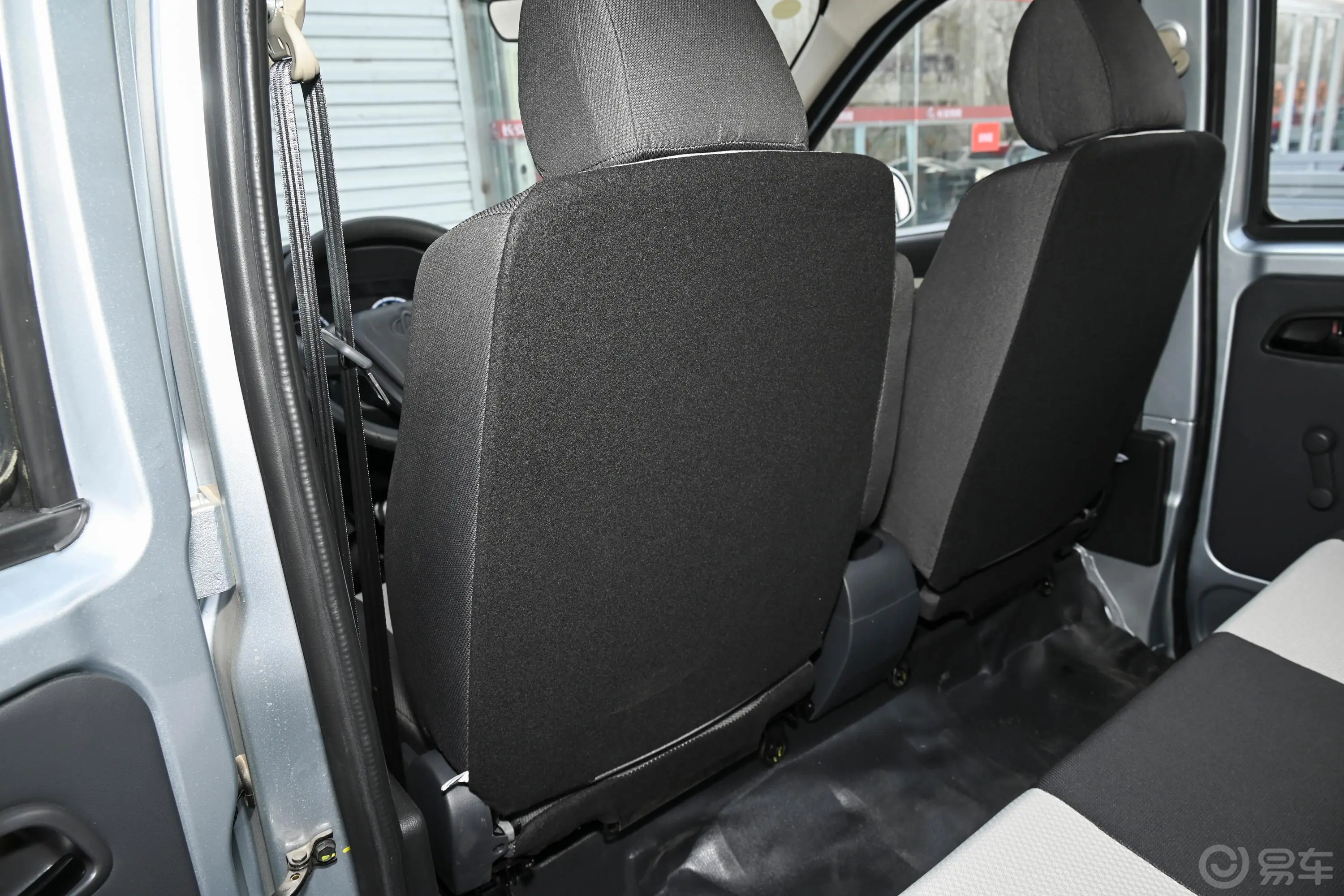长安星卡1.5L 双排2.26米载货汽车舒适型后排空间