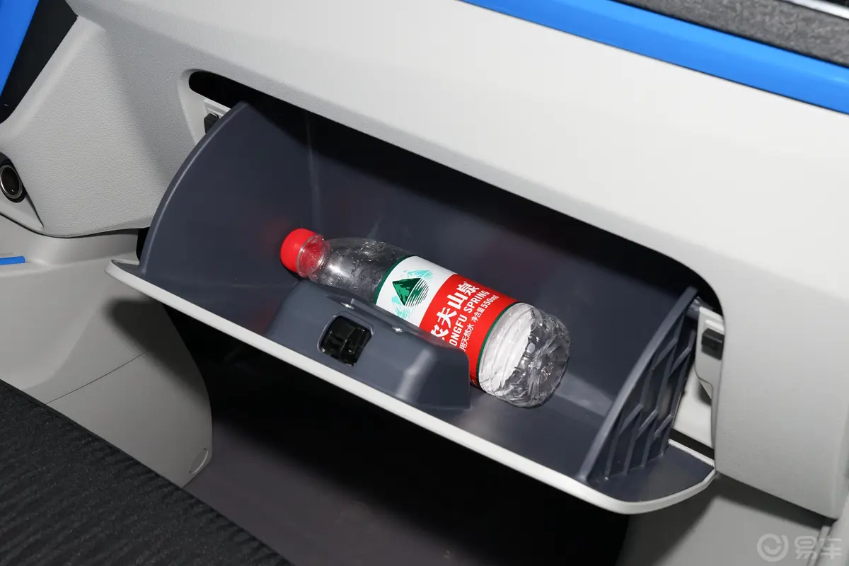 金杯新能源新海狮EV300km 创富型手套箱空间水瓶横置