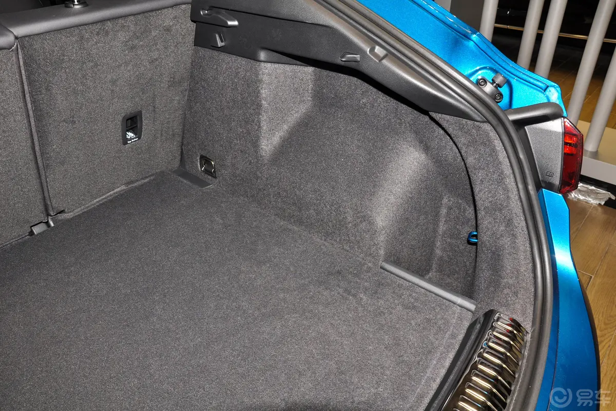 奥迪Q3 Sportback40 TFSI 时尚型后备厢