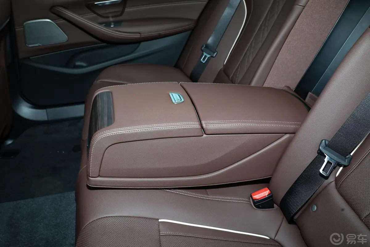 宝马5系530Li xDrive 豪华套装后排中央扶手