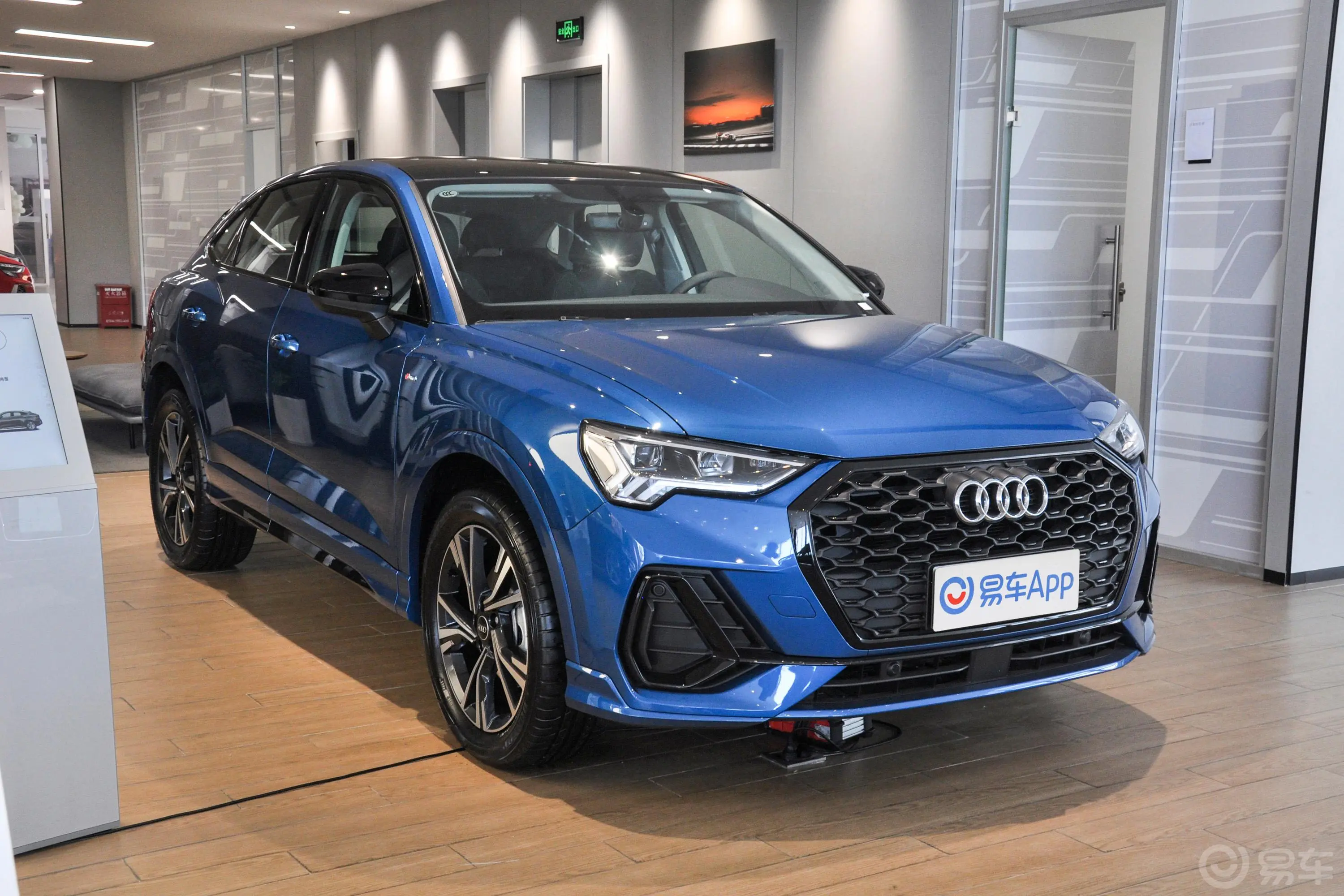 奥迪Q3 Sportback40 TFSI 时尚型侧后45度车头向左水平