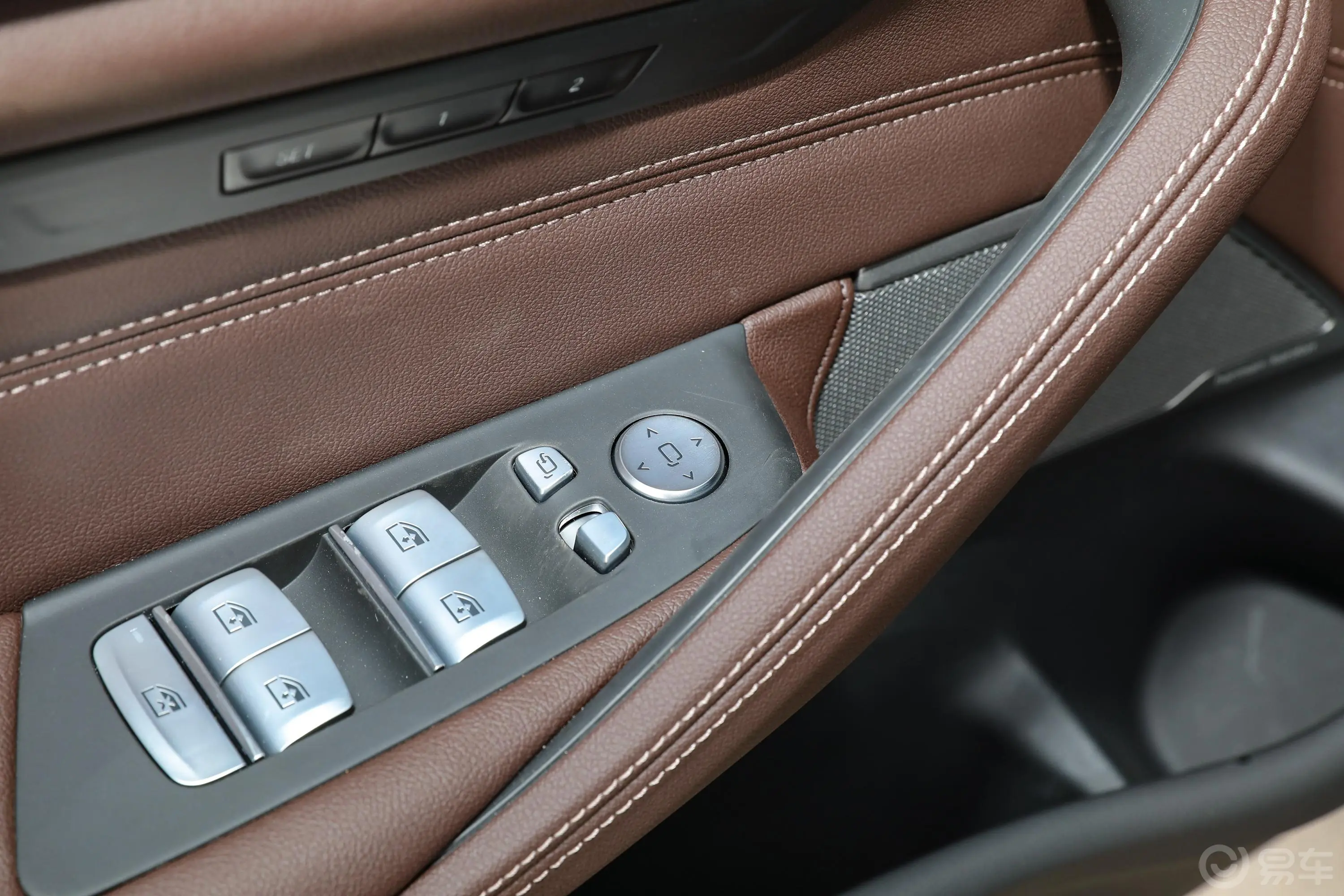 宝马5系530Li xDrive 豪华套装后视镜调节键