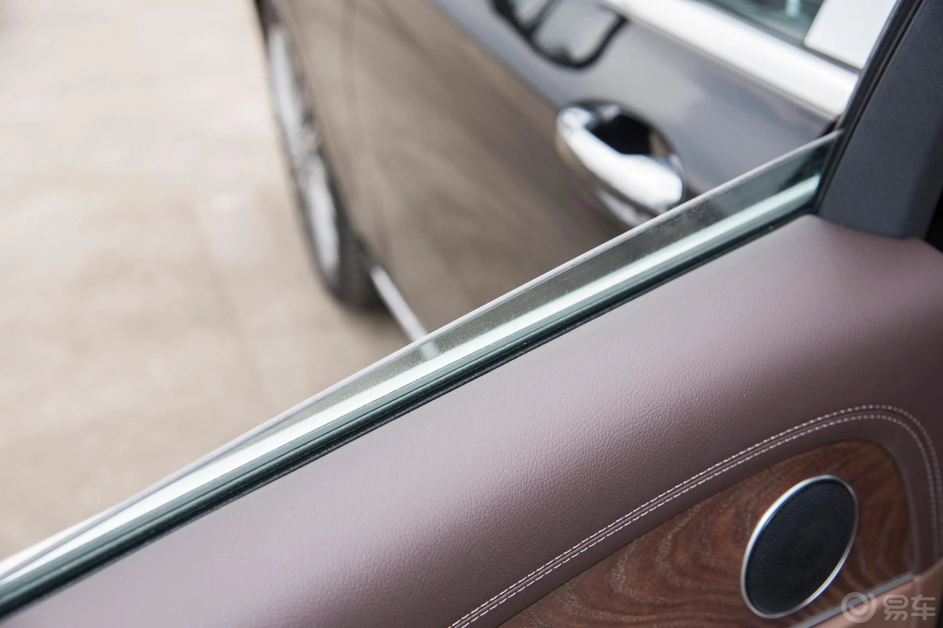 奔驰E级改款 E 300 L 时尚型后排玻璃材质特写
