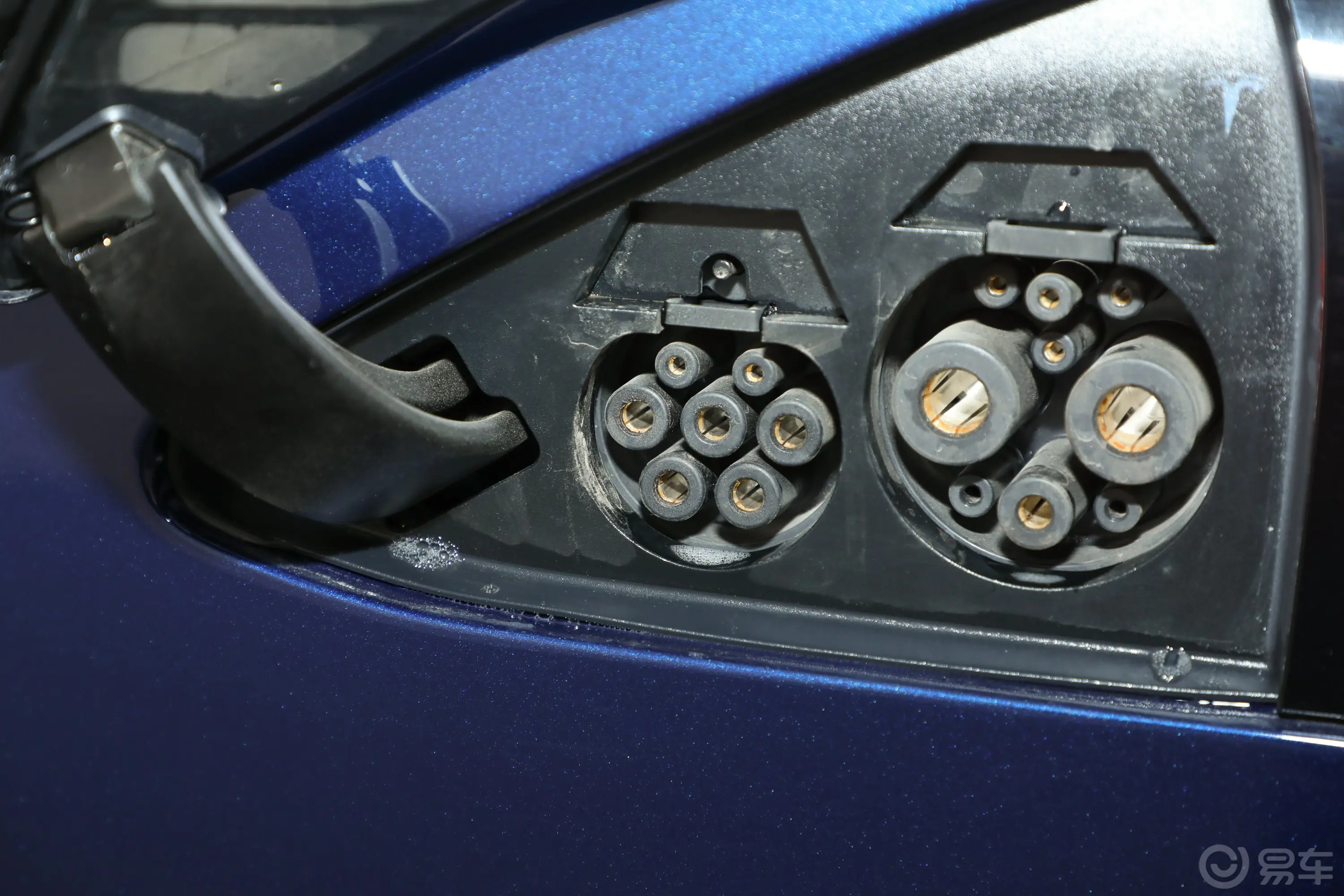 Model S672km Plaid版  三电机全轮驱动慢充充电口