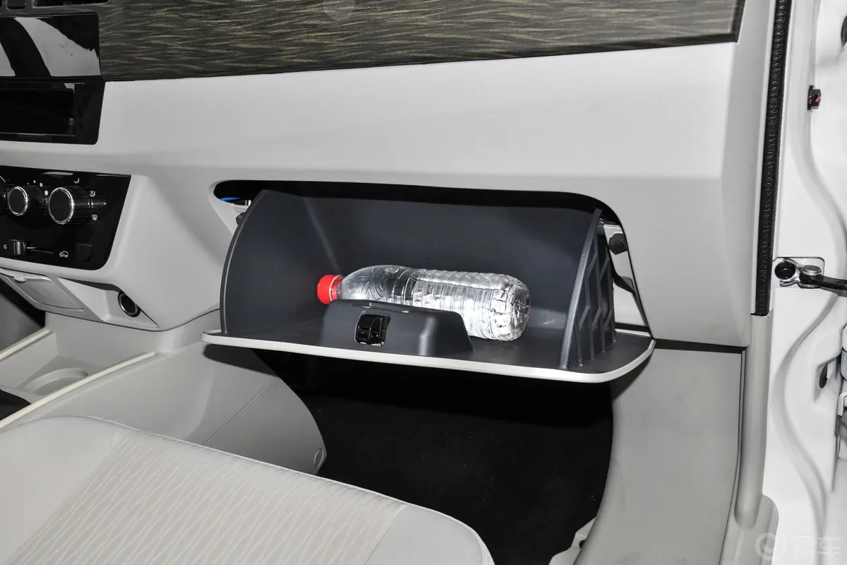 金杯新海狮X30L1.5L 客车超享无空调版 5/6/7座手套箱空间水瓶横置