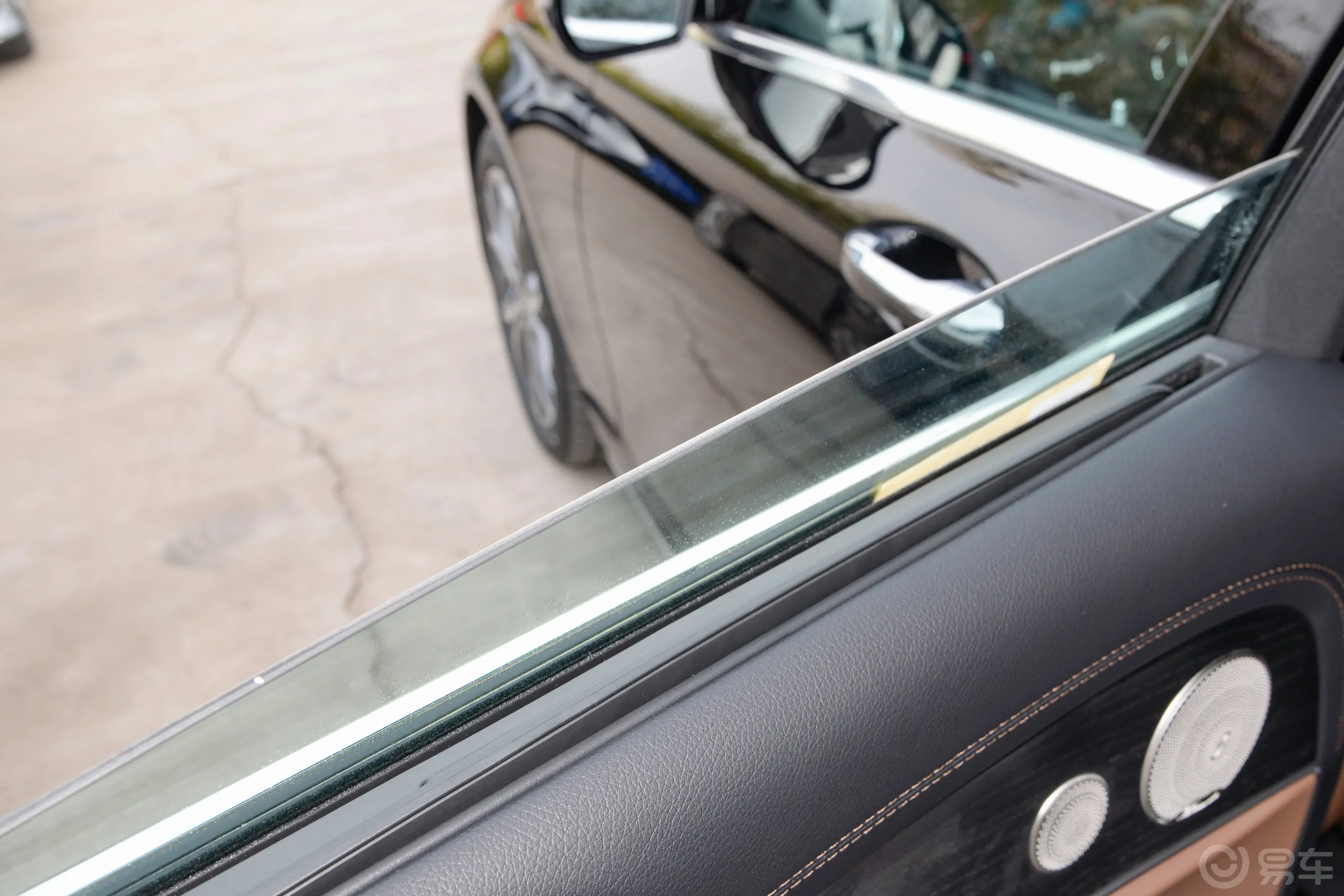 奔驰E级改款 E 300 L 运动豪华型后排玻璃材质特写