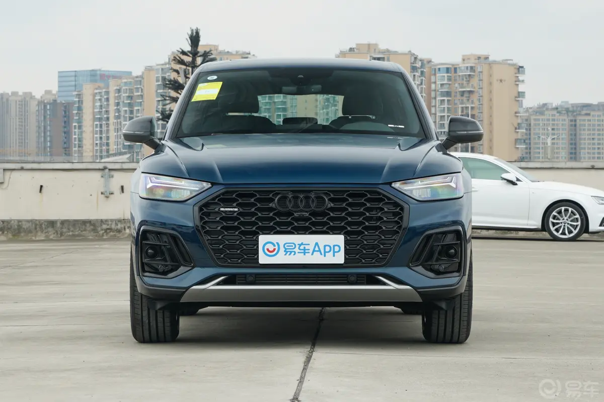 奥迪Q5L Sportback改款 40 TFSI 时尚型正前水平