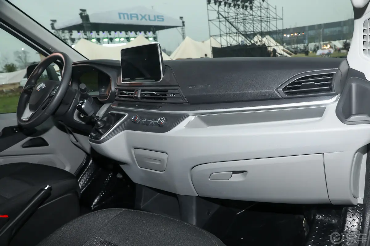 新途V90定制版 2.0T 自动咖啡车内饰全景副驾驶员方向
