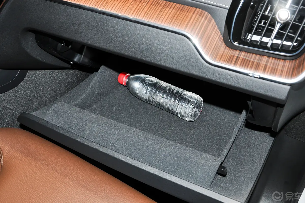 沃尔沃XC60新能源T8 长续航 智远豪华乐享版手套箱空间水瓶横置