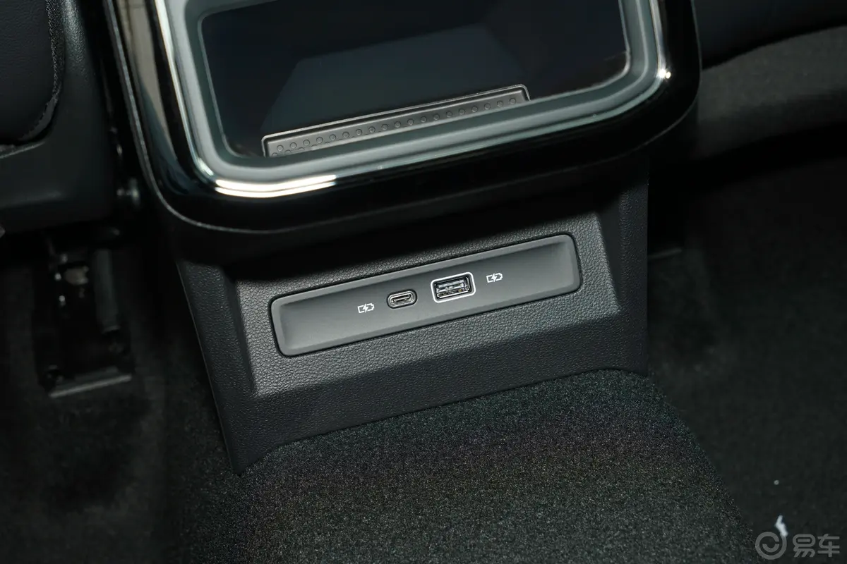 帕萨特改款 280TSI 商务版后排(第二排)充电口