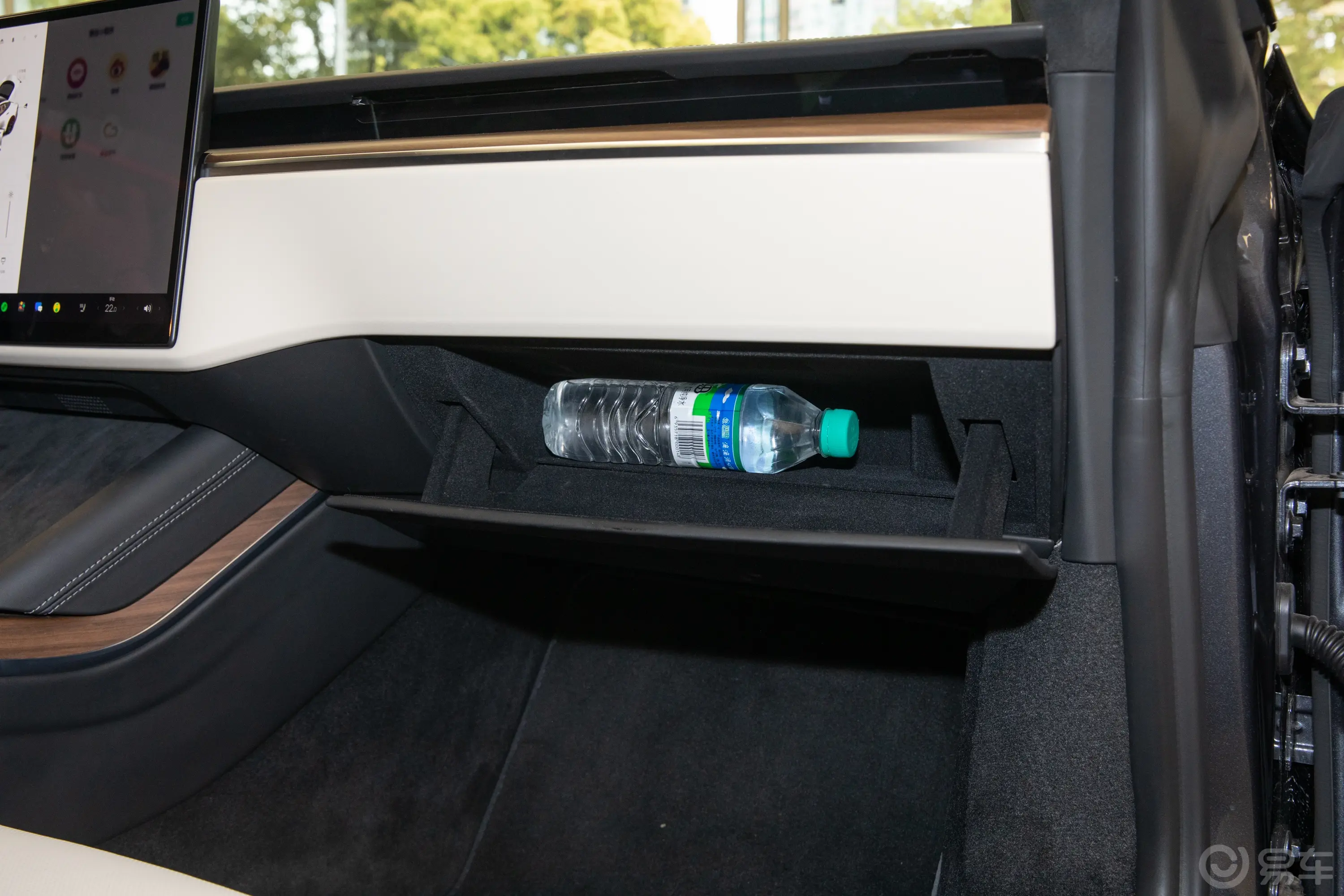 Model S715km 双电机全轮驱动手套箱空间水瓶横置