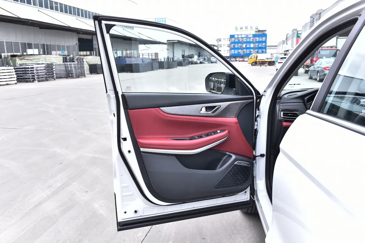 长安CS75畅享版 1.5T 自动尊贵版驾驶员侧前车门