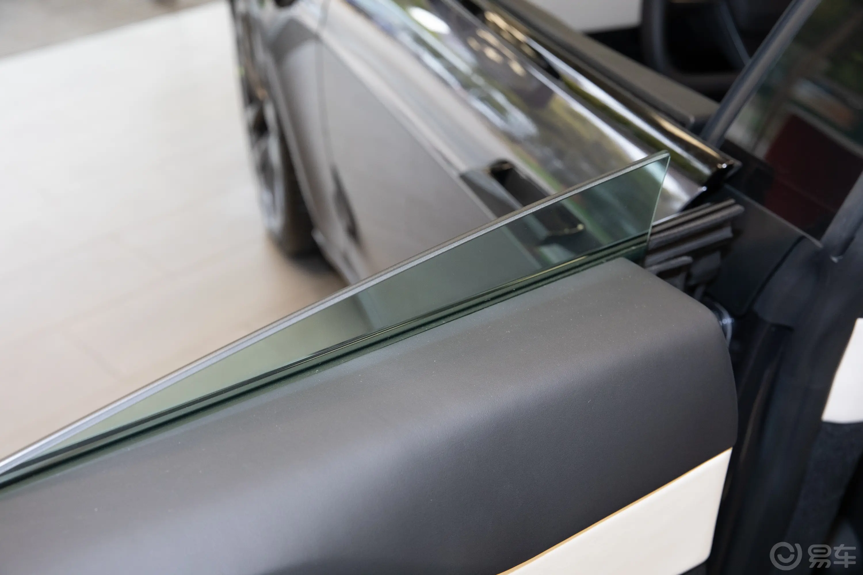 Model S715km 双电机全轮驱动后排玻璃材质特写