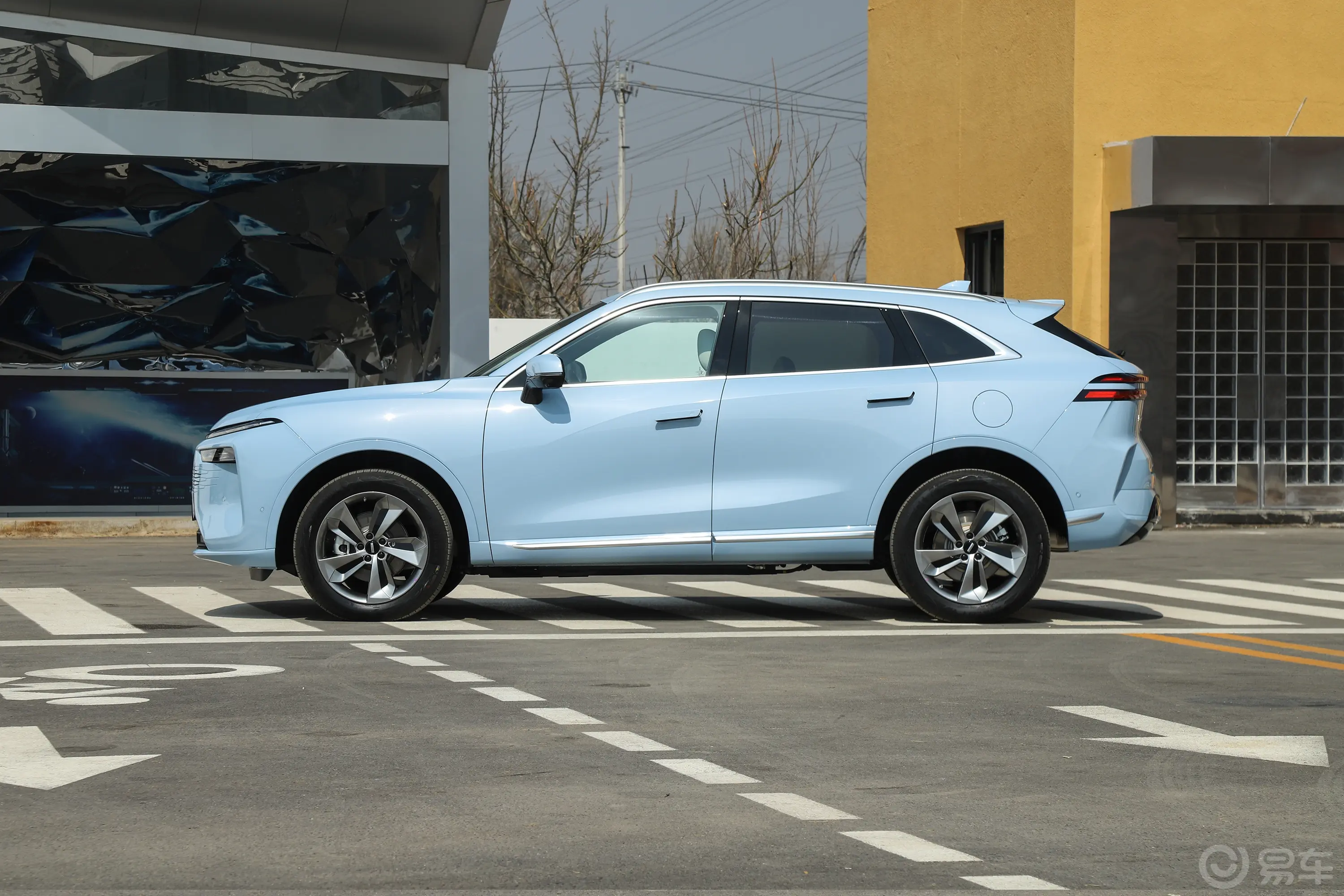 摩卡PHEV1.5T 215km 两驱长续航版正侧车头向左水平