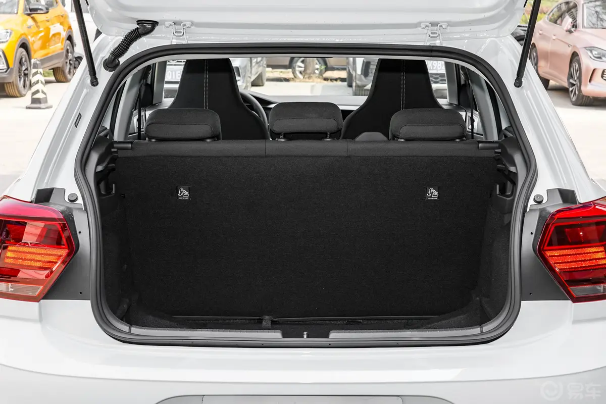 Polo改款 Plus 1.5L 自动纵情乐活版后备厢开启45度侧拍