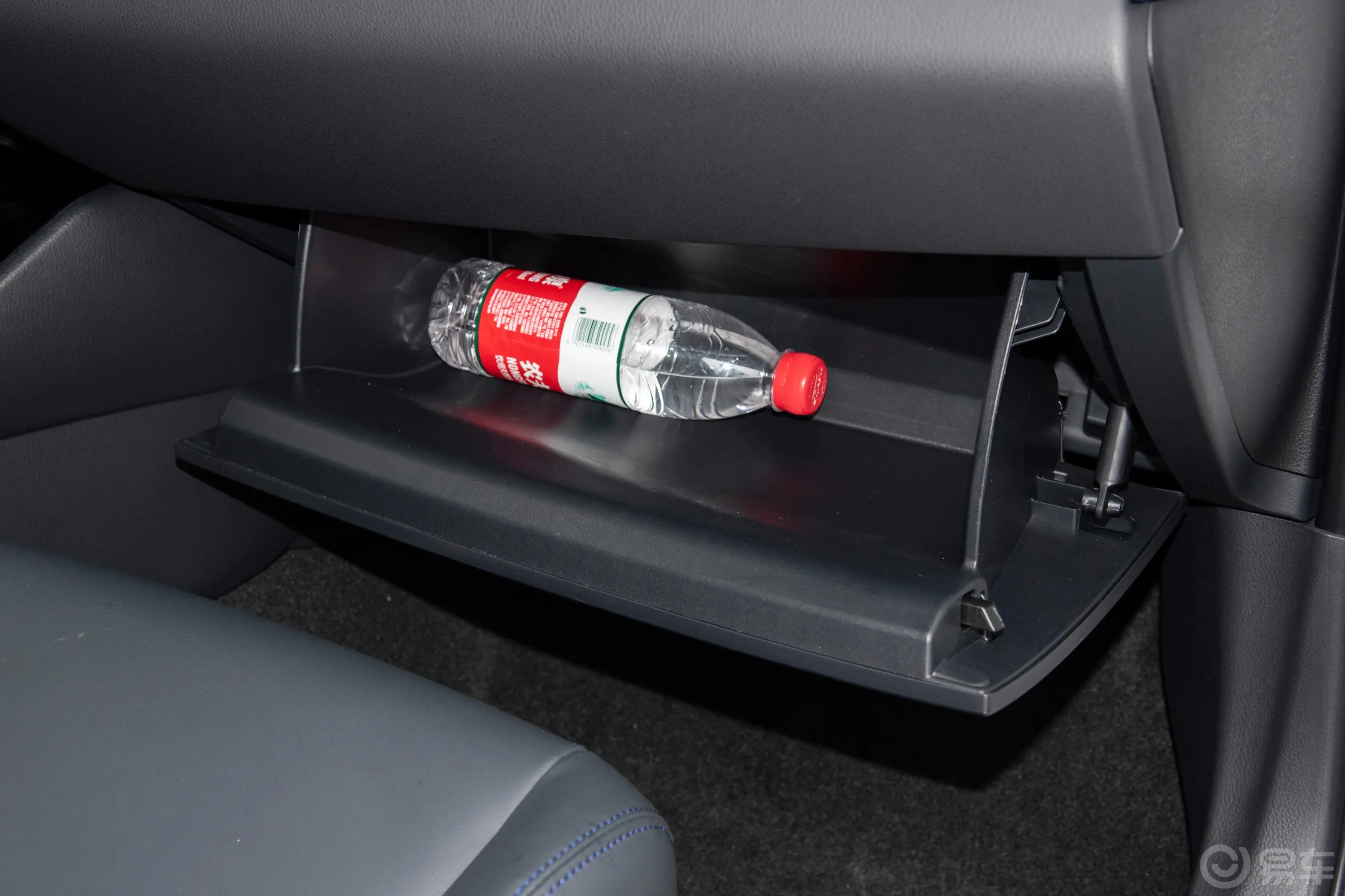 丰田C-HR双擎 2.0L 豪华版手套箱空间水瓶横置