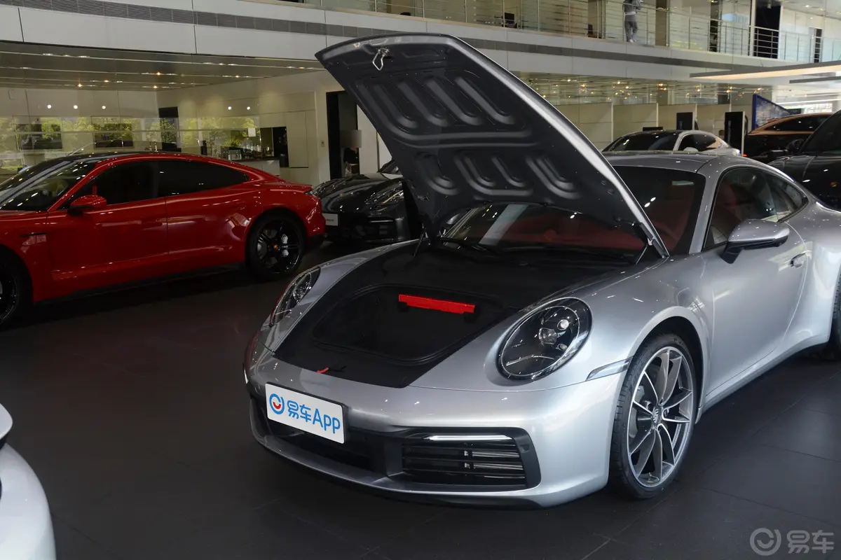 保时捷911Carrera 4 3.0T后备厢开启45度侧拍